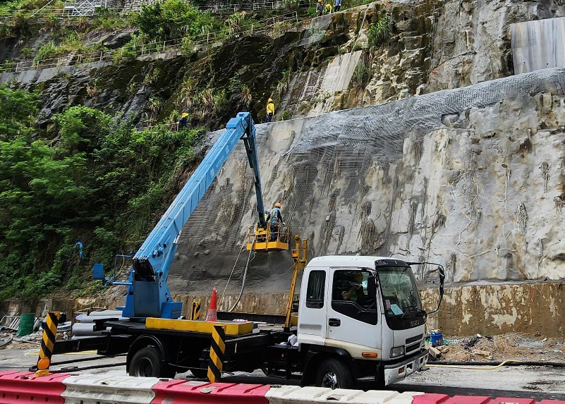 The Highways Department today (June 28) announced that Yiu Hing Road will fully resume traffic on June 30 (Sunday). Photo shows the works of reinforcing the slope near the road surface with shotcrete earlier at the scene, which formed part of the second phase of the repair works for the natural slope above Yiu Hing Road.