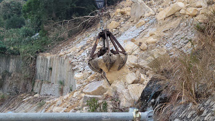 The Highways Department today (June 28) announced that Yiu Hing Road will fully resume traffic on June 30 (Sunday). Photo shows the removal of boulders on the slope by a large crane earlier at the scene, which formed part of the first phase of the repair works for the natural slope above Yiu Hing Road.
