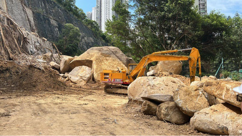 The Highways Department today (June 28) announced that Yiu Hing Road will fully resume traffic on June 30 (Sunday). Photo shows the clearance of boulders and silt on road surface earlier at the scene, which formed part of the first phase of the repair works for the natural slope above Yiu Hing Road.