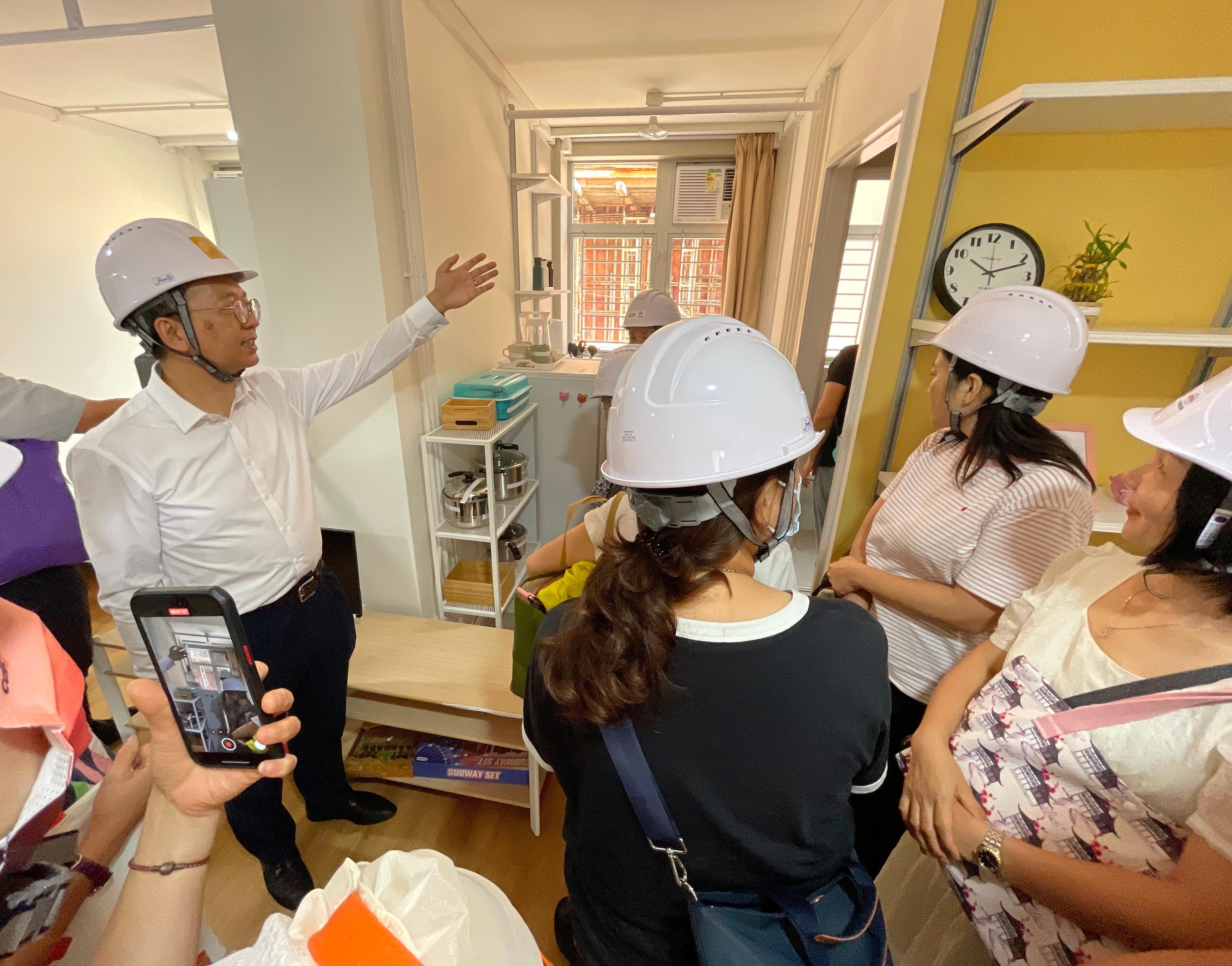 The Acting Secretary for Housing, Mr Victor Tai (first left), along with District Service Teams, visited Light Public Housing (LPH) mock-up units at Choi Hing Road, Ngau Tau Kok, today (June 28) together with a group of citizens interested in knowing more about, and applying for, LPH. 
