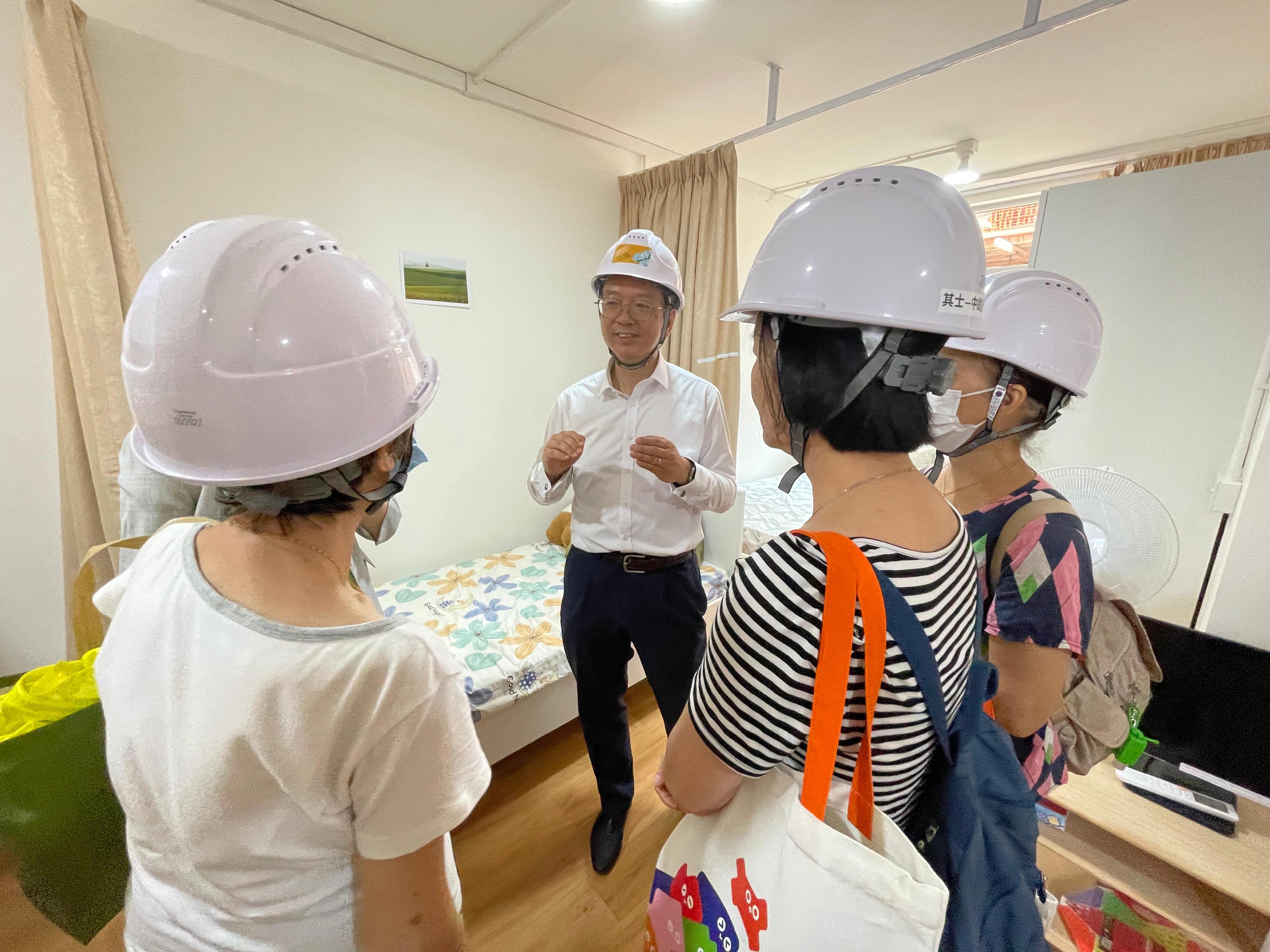 The Acting Secretary for Housing, Mr Victor Tai (second left), along with District Service Teams, visited Light Public Housing (LPH) mock-up units at Choi Hing Road, Ngau Tau Kok, today (June 28) together with a group of citizens interested in knowing more about, and applying for, LPH. 