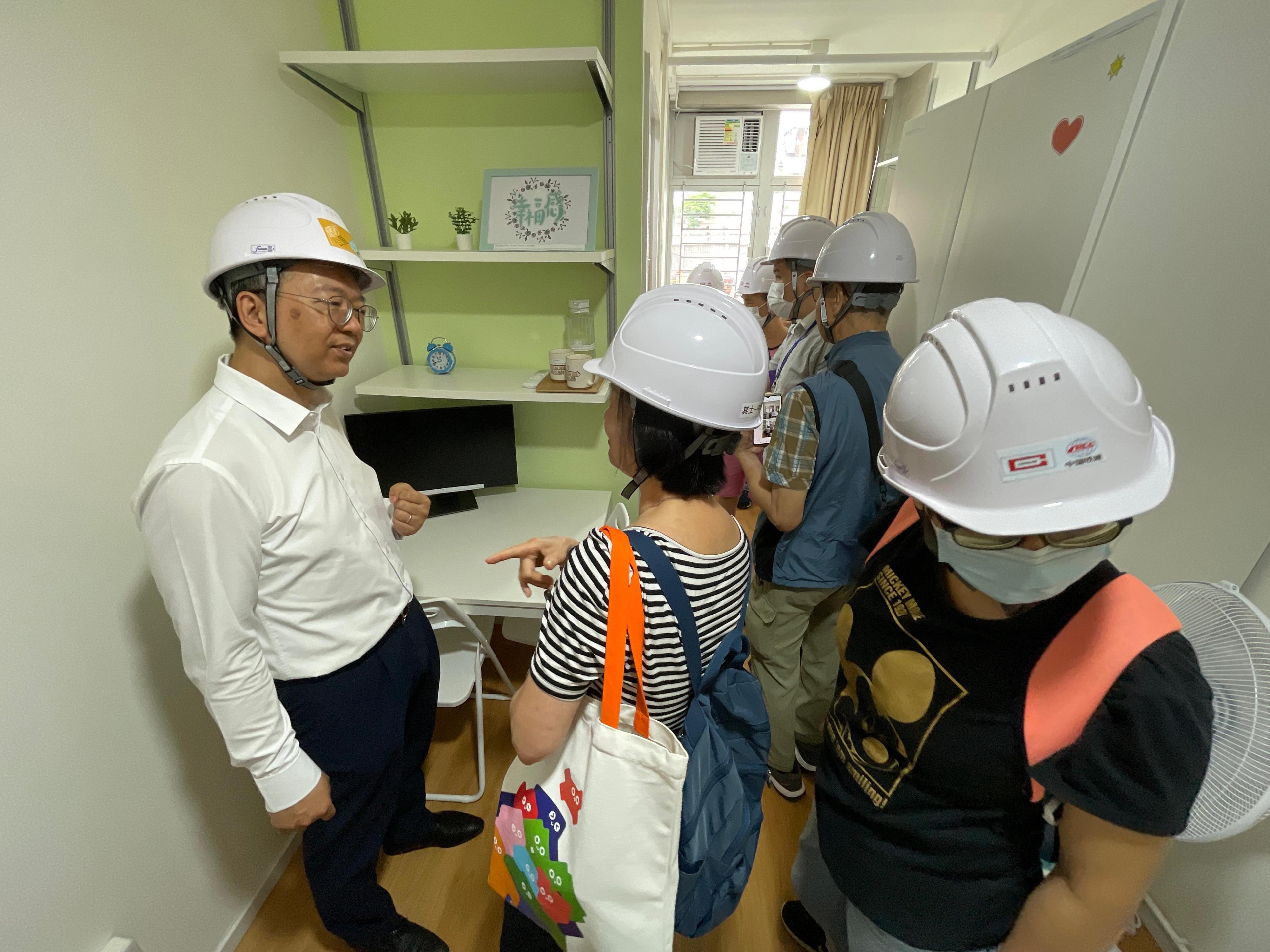 The Acting Secretary for Housing, Mr Victor Tai (first left), along with District Service Teams, visited Light Public Housing (LPH) mock-up units at Choi Hing Road, Ngau Tau Kok, today (June 28) together with a group of citizens interested in knowing more about, and applying for, LPH.