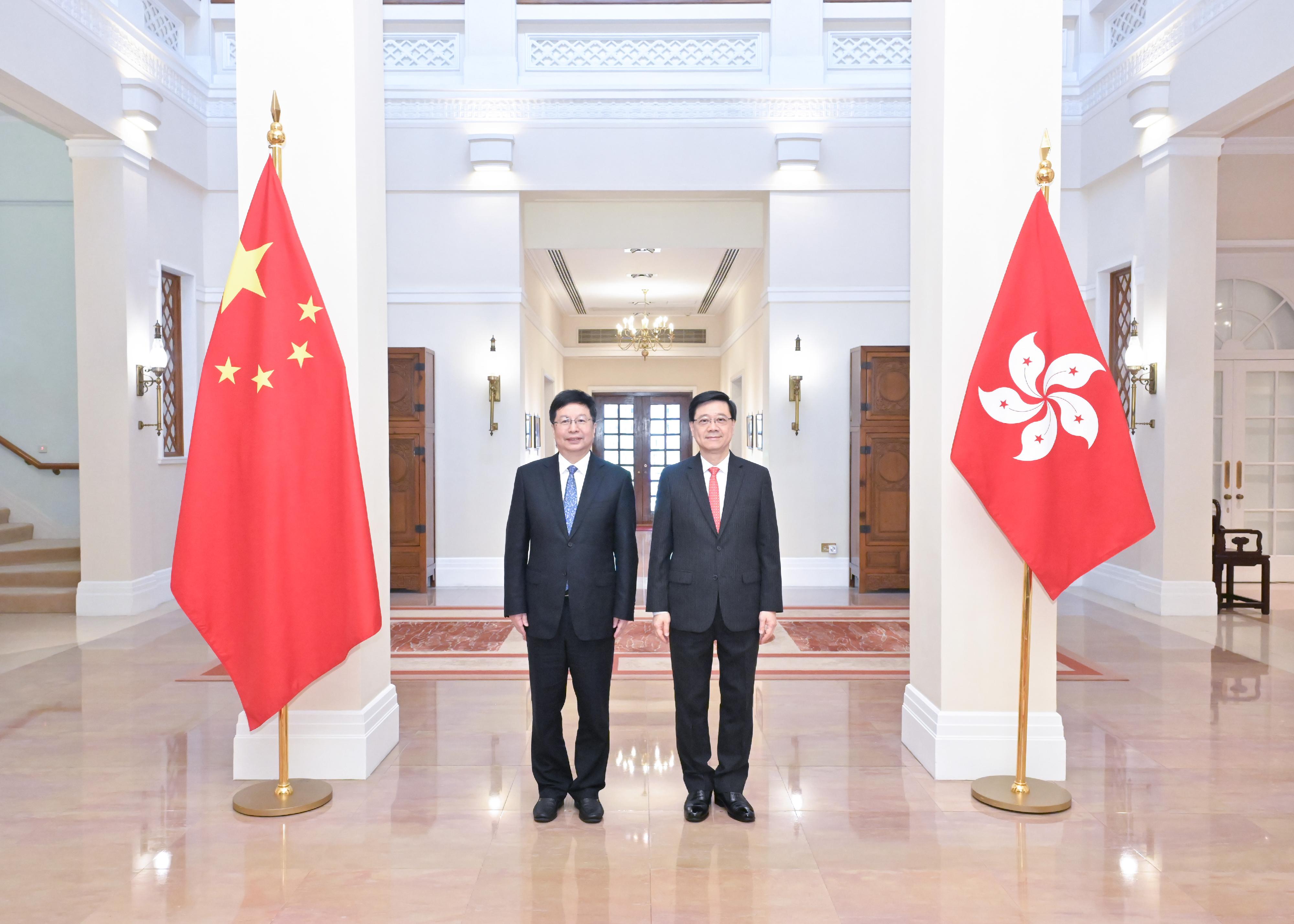 The Chief Executive, Mr John Lee (right), meets the Mayor of Chongqing, Mr Hu Henghua (left), at Government House today (June 28).