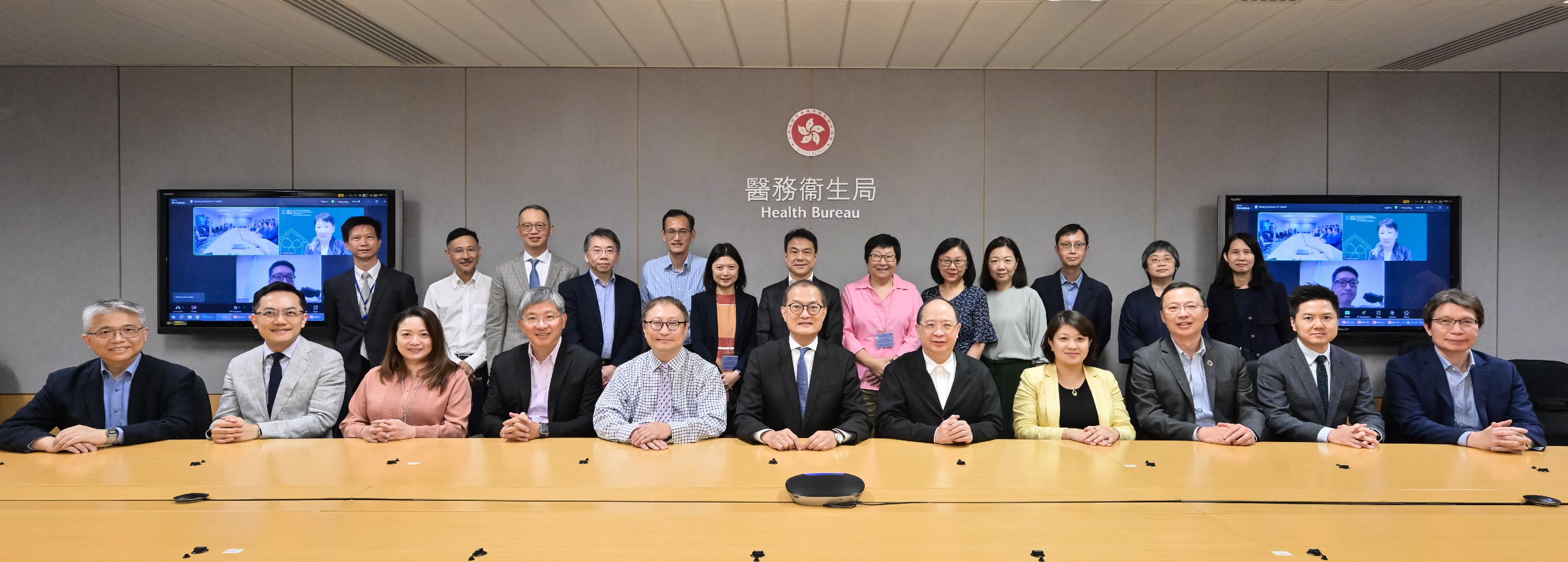 The Secretary for Health, Professor Lo Chung-mau, chaired the 19th meeting of the Cancer Coordinating Committee today (June 28) to review the implementation of the Hong Kong Cancer Strategy and discuss response strategies and measures with relevant Government departments and organisations. Photo shows Professor Lo (front row, centre); the Permanent Secretary for Health, Mr Thomas Chan (front row, fourth left); the Under Secretary for Health, Dr Libby Lee (front row, fourth right); the Director of Health, Dr Ronald Lam (front row, second left), and members before the meeting.
