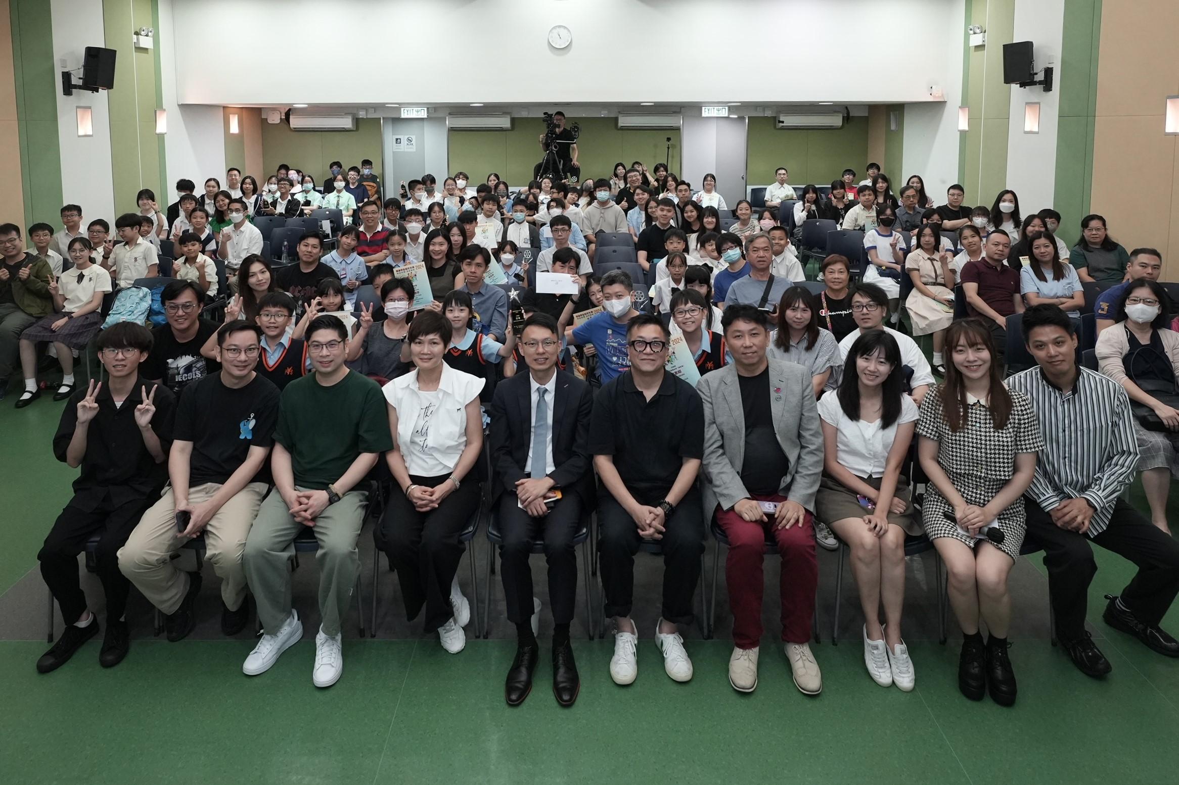 The Office for Film, Newspaper and Article Administration held the "Healthy Student Video Contest 2024" prize presentation ceremony today (June 29). Photo shows participating teams with guests.