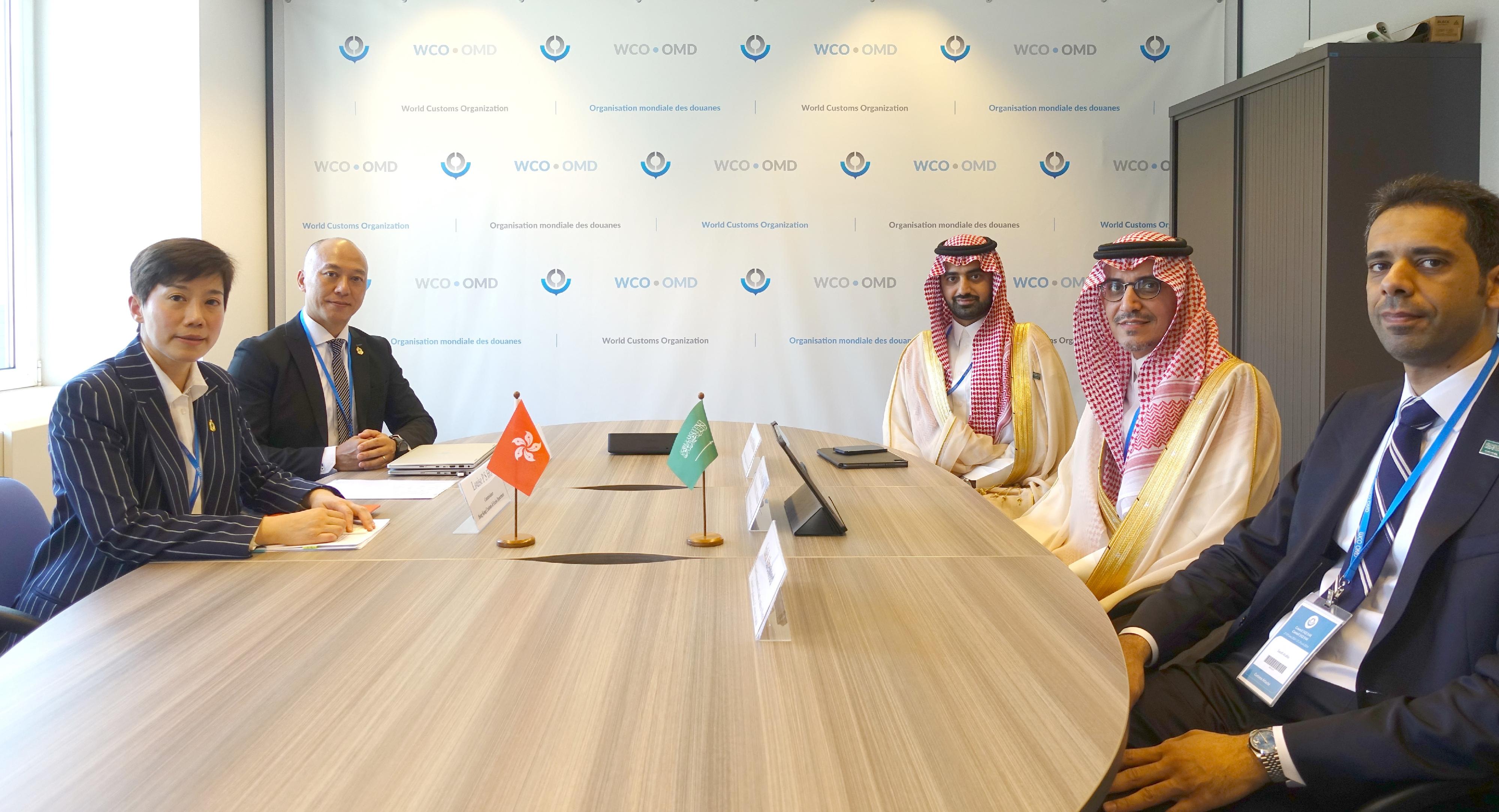 海關關長何珮珊（左一）與沙特阿拉伯天課、稅務與海關總局局長Suhail bin Muhammad Abanmi（右二）在世界海關組織第143至144屆海關合作理事會會議期間進行會議。
