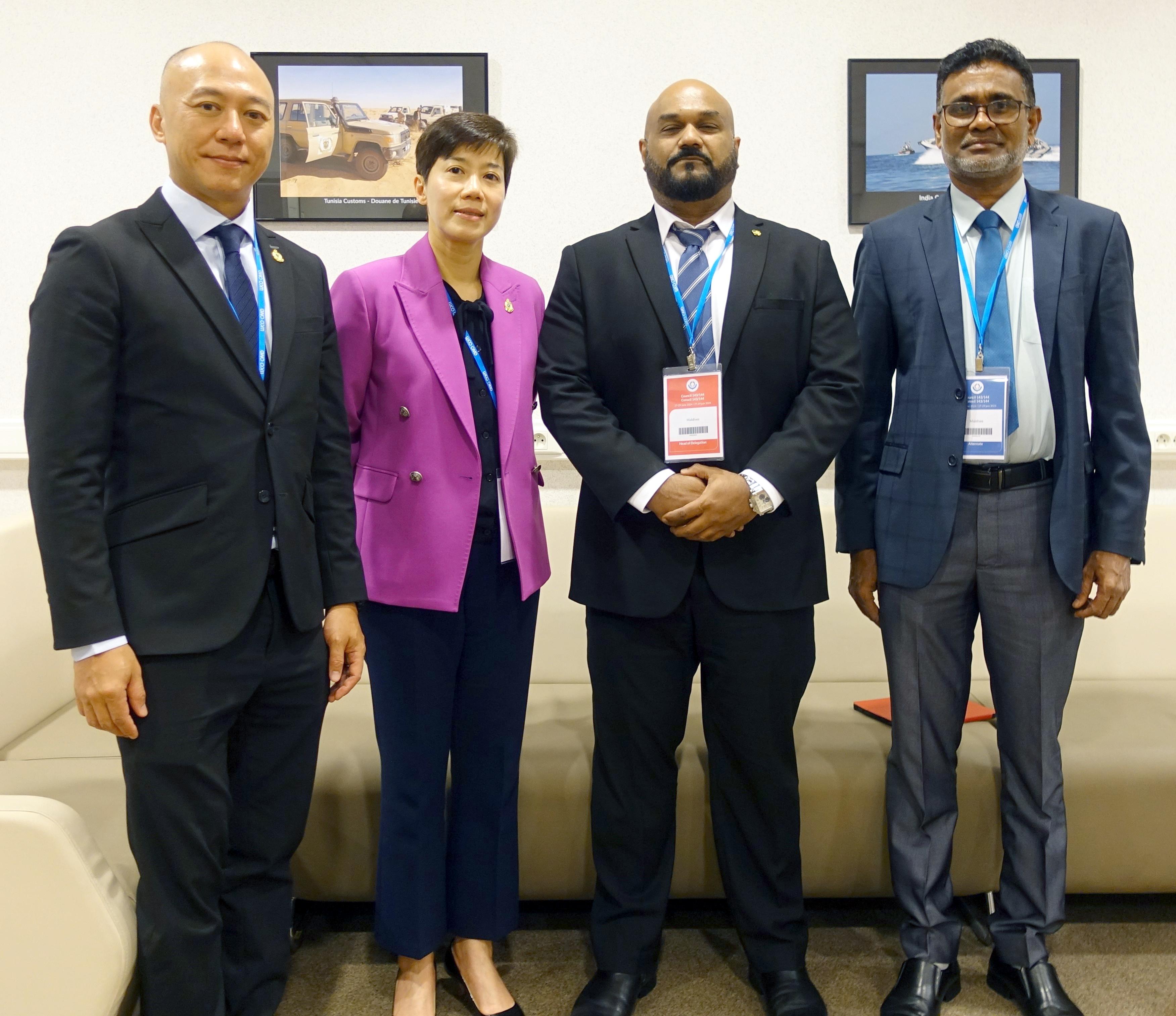 海關關長何珮珊（左二）與馬爾代夫海關關長Yoosuf Maaniu Mohamed（右二）在世界海關組織第143至144屆海關合作理事會會議期間交流。