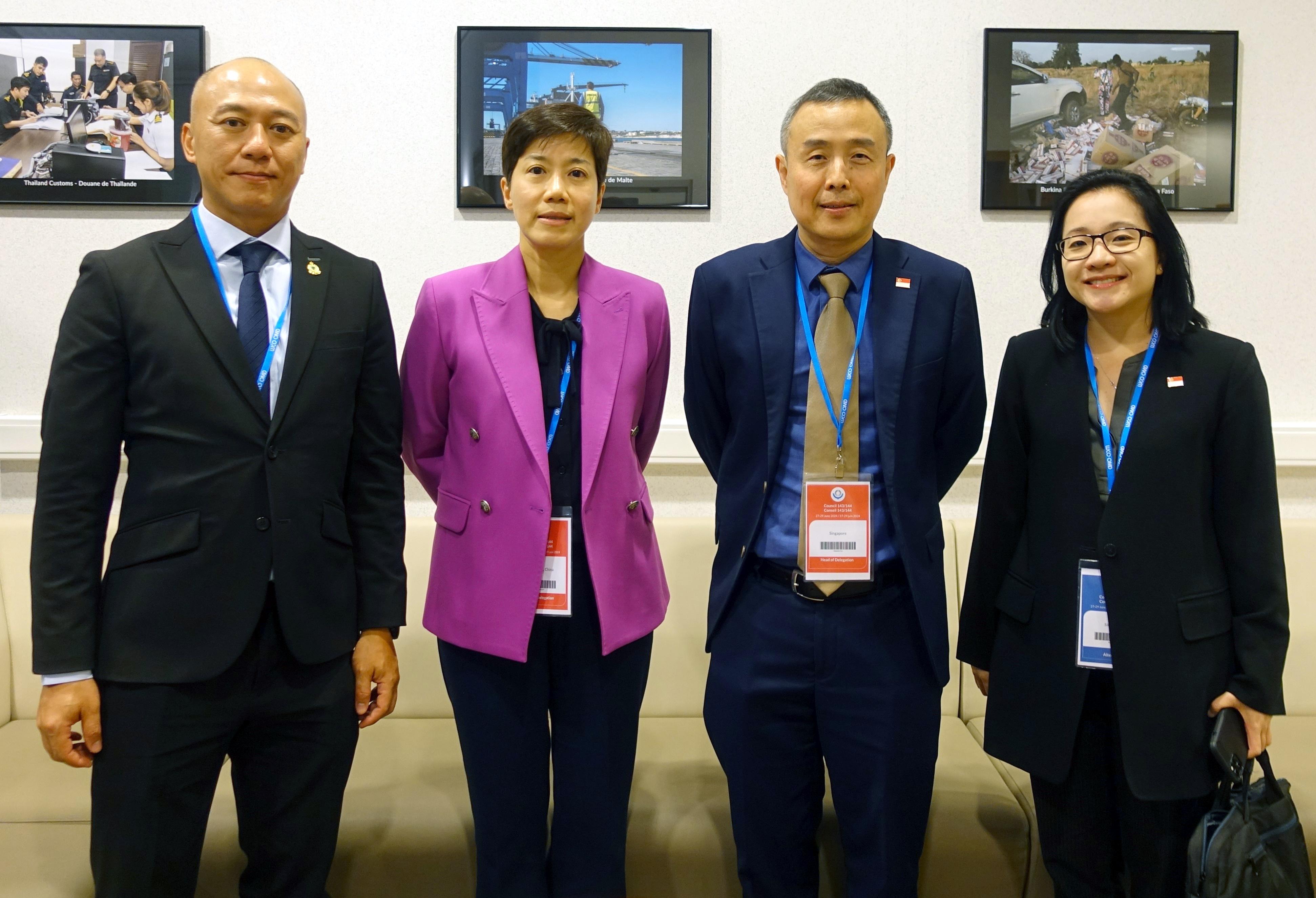 海關關長何珮珊（左二）與新加坡關稅局局長 Tan Hung Hooi（右二）在世界海關組織第143至144屆海關合作理事會會議期間互動交流。