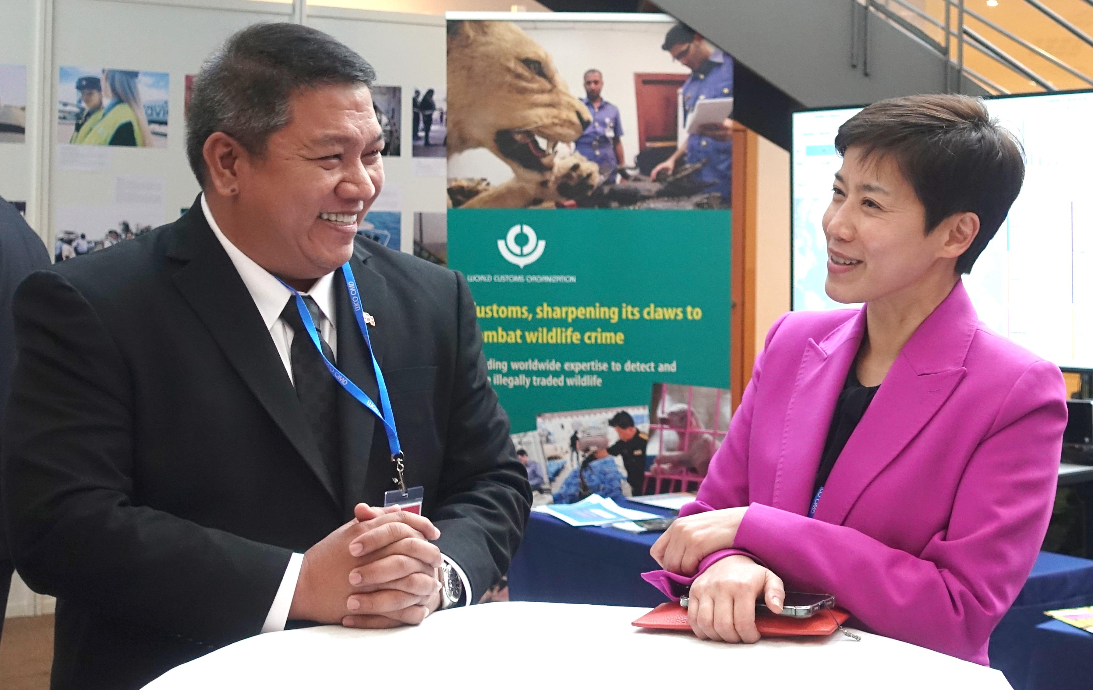 海關關長何珮珊（右）與菲律賓海關局局長 Bienvenido Y Rubio（左）在世界海關組織第143至144屆海關合作理事會會議期間交流。