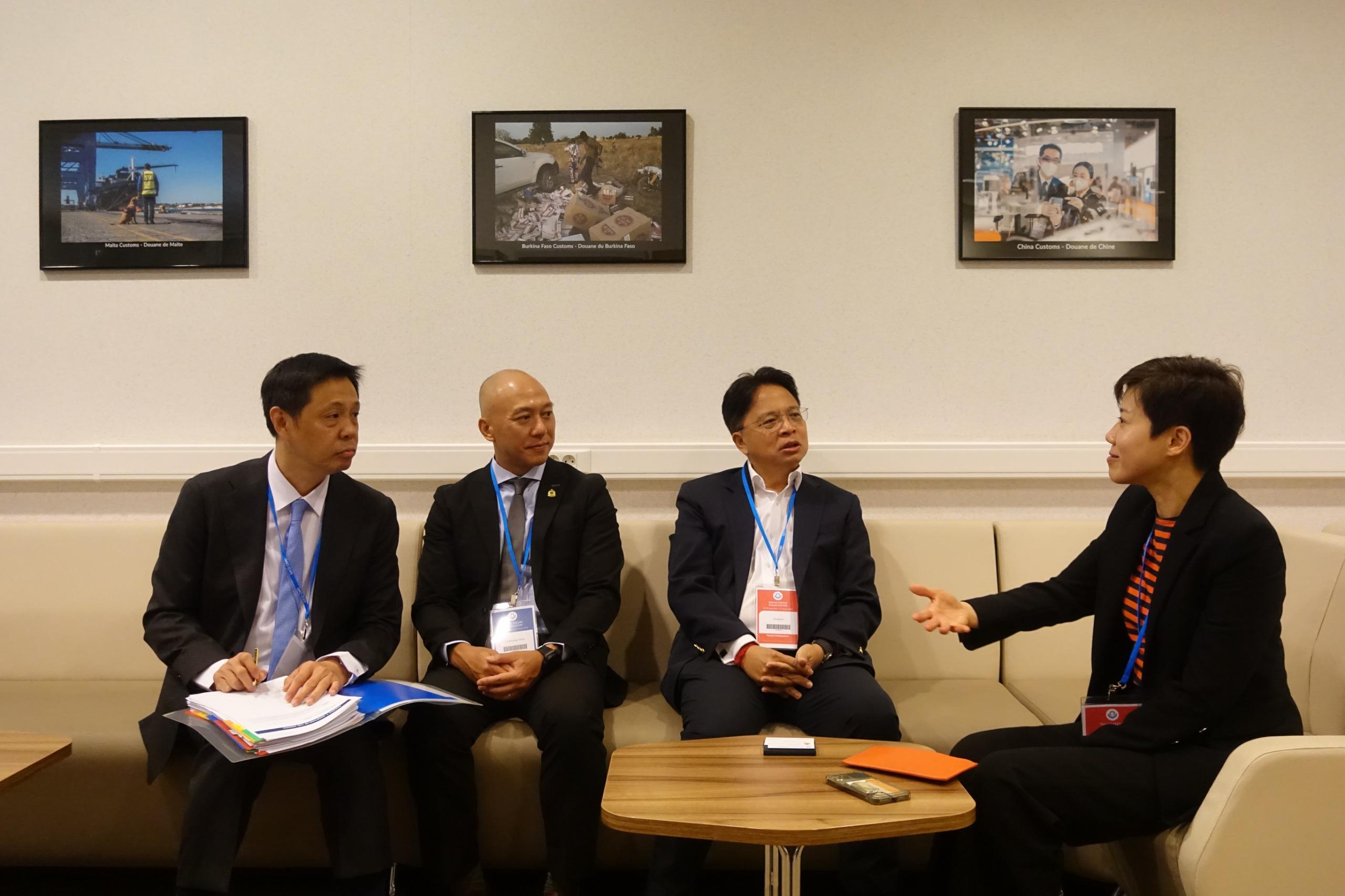 海關關長何珮珊（右一）與泰國海關關長Theeraj Athanavanich （右二）在世界海關組織第143至144屆海關合作理事會會議期間交換意見。