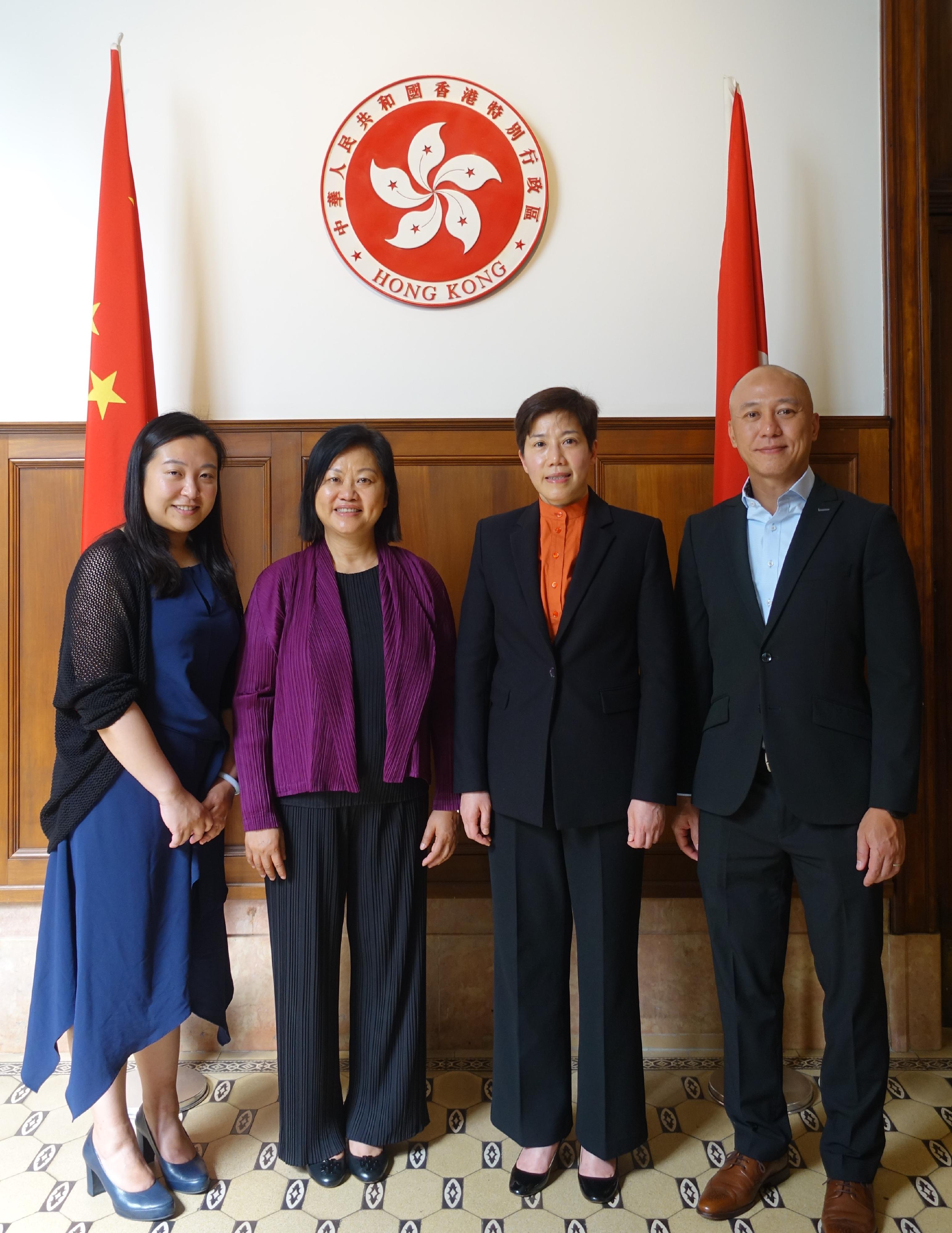 海关关长何佩珊率领代表团到访香港驻布鲁塞尔经济贸易办事处。图示何佩珊（右二）与香港驻欧洲联盟特派代表翁佩雯（左二）合照。