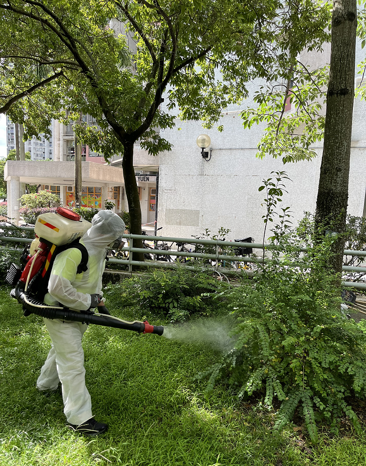 The Centre for Health Protection (CHP) of the Department of Health today (June 30) continued its investigation into a case of dengue fever announced on June 28. The CHP urged again the public to maintain strict environmental hygiene, mosquito control and personal protective measures both locally and during travel. Photo shows a staff member of the Food and Environmental Hygiene Department conducting anti-mosquito work in Tin Shui (1) Estate in Tin Shui Wai.