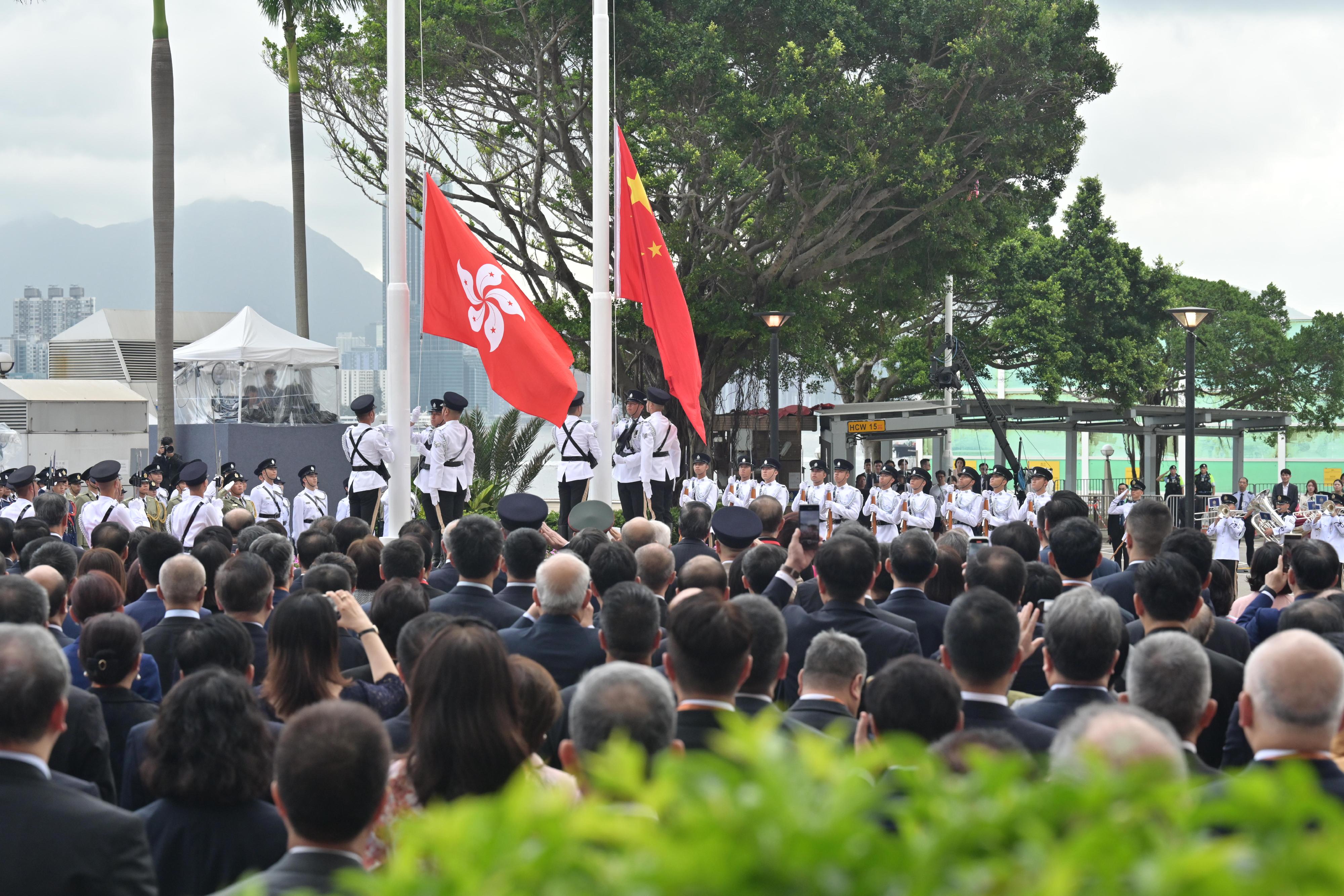 今早（七月一日）在湾仔金紫荆广场举行的香港特别行政区成立二十七周年升旗仪式上，国旗及区旗徐徐升起。