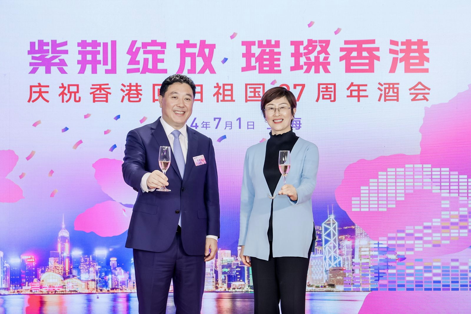 The Hong Kong Economic and Trade Office in Shanghai (SHETO) today (July 1) held a reception in Shanghai to celebrate the 27th anniversary of Hong Kong's return to the motherland. Photo shows the Director of SHETO, Mrs Laura Aron (right), and the Director General of the Hong Kong and Macao Affairs Office of the Shanghai Municipal Government, Mr Kong Fuan (left), toasting at the reception.