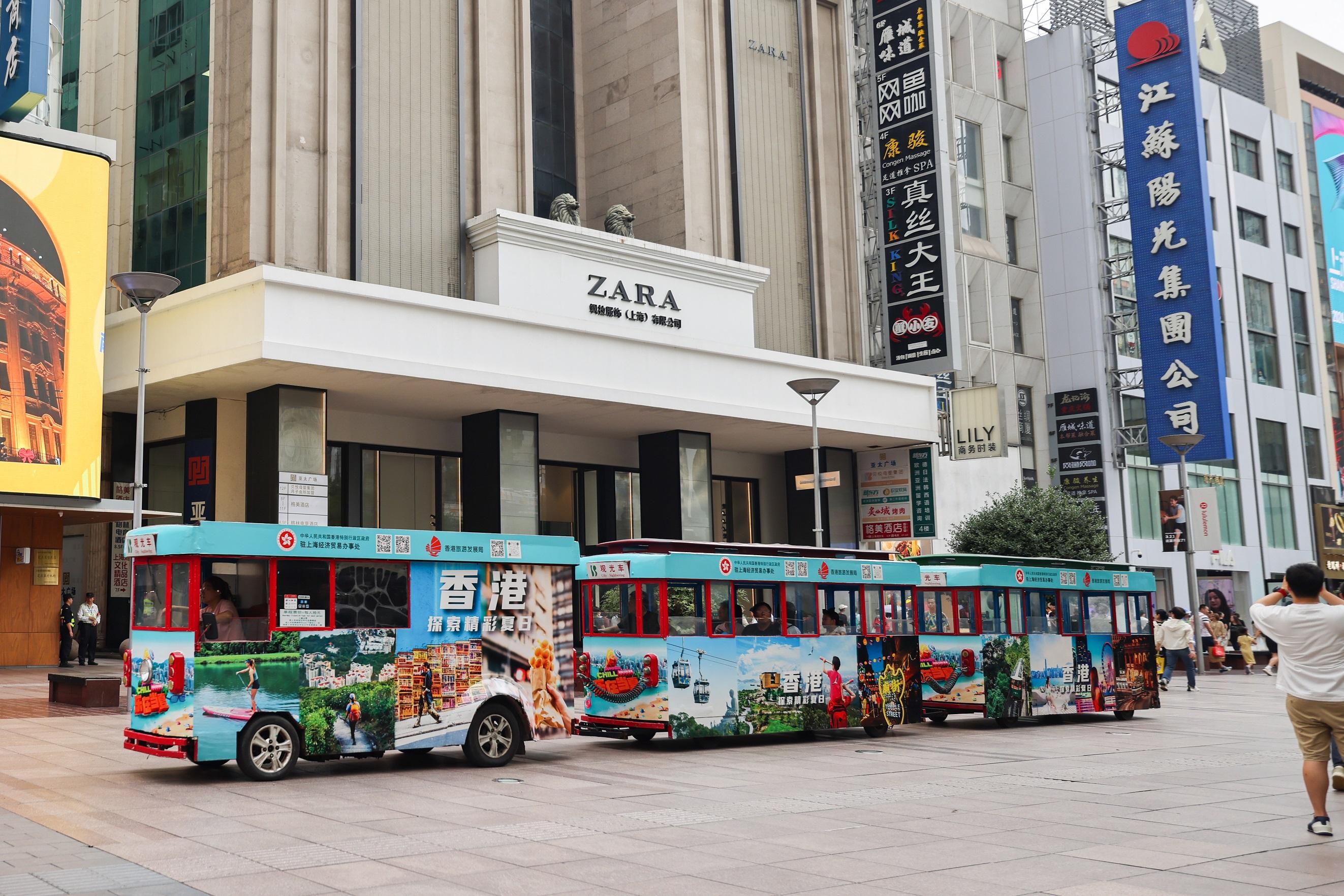 To celebrate the 27th anniversary of the establishment of the Hong Kong Special Administrative Region, the Hong Kong Economic and Trade Office in Shanghai (SHETO) unveiled a series of diverse events today (July 1) in Shanghai to encourage Mainland citizens to experience the joy of Hong Kong's return to the motherland. Photo shows a sightseeing tram adorned by the latest tourism features of Hong Kong, shuttling along Shanghai's Nanjing East Road pedestrian mall, which is collaborated by SHETO and the Hong Kong Tourism Board.   