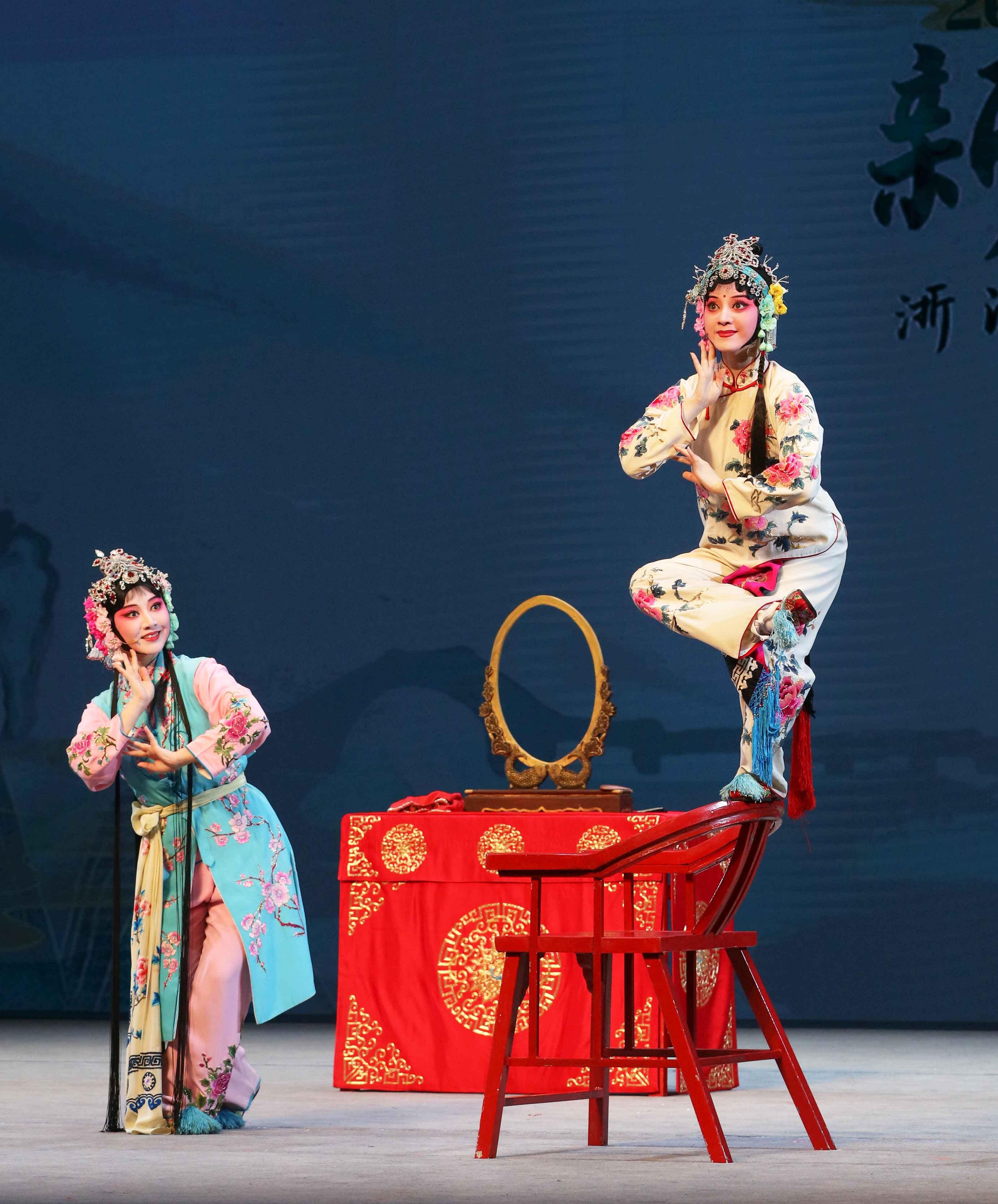 浙江婺劇藝術研究院將於七月下旬載譽重臨香江，為康樂及文化事務署策劃的首屆「中華文化節」帶來三場婺劇演出。圖為折子戲《掛畫》劇照。