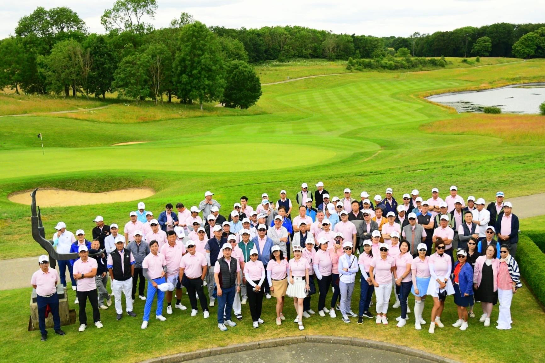 To commemorate the 27th anniversary of the establishment of Hong Kong Special Administrative Region, the Hong Kong Economic and Trade Office, London supported the 24th UK Chinese Golf Open 2024 by sponsoring the Reunification Cup special prize. Photo shows golf players gathering at the London Golf Club on July 1 for the competition. 