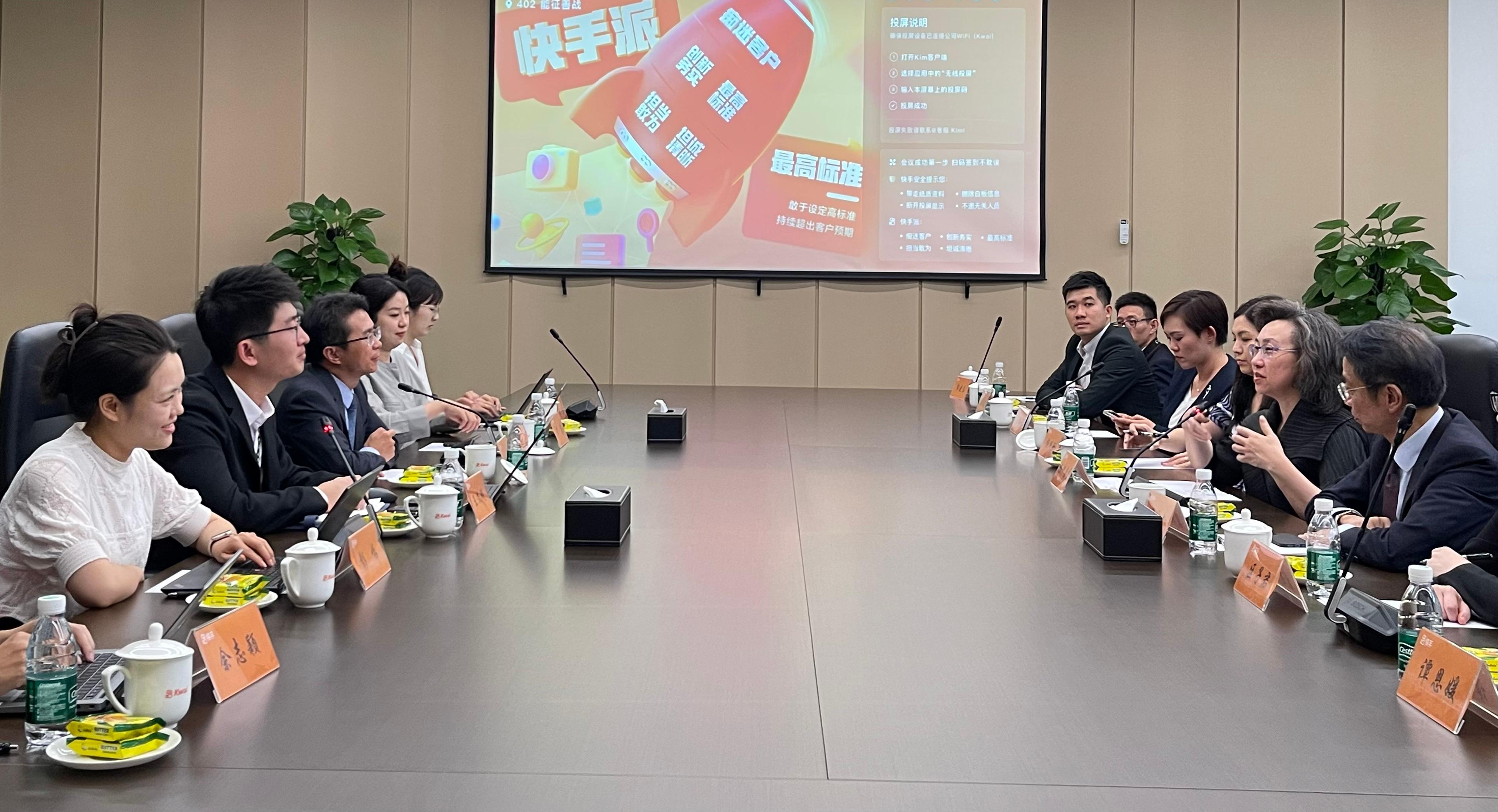 楊何蓓茵（右二）及公務員事務局常任秘書長梁卓文（右一）與北京快手科技有限公司副總裁劉震（左三）及高級人員進行座談，了解短視頻和直播平台的最新發展趨勢和經驗。