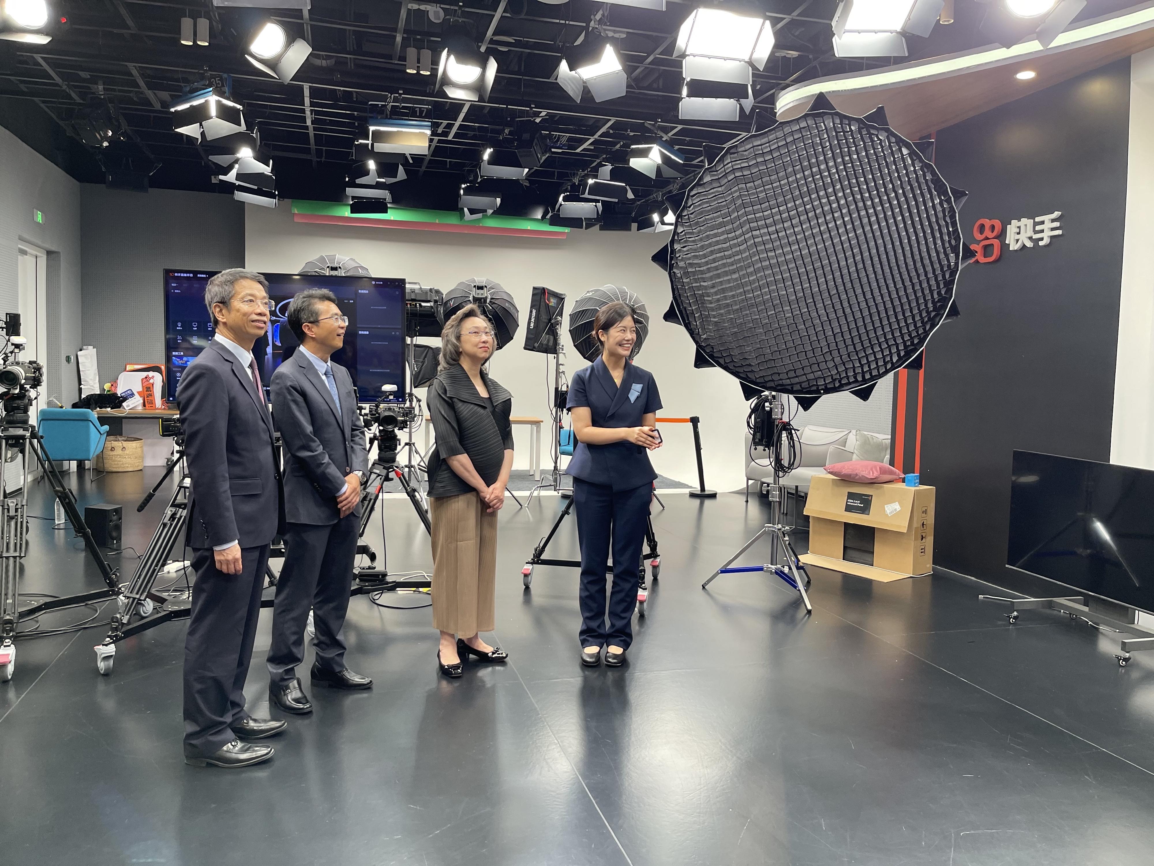 The Secretary for the Civil Service, Mrs Ingrid Yeung, began her visit in Beijing today (July 2). Photo shows Mrs Yeung (second right) and the Permanent Secretary for the Civil Service, Mr Clement Leung (first left), visiting the broadcasting centre at the headquarters of Kuaishou this afternoon. Looking on is Vice President of Beijing Kuaishou Technology Company Ltd Mr Liu Zhen (second left).