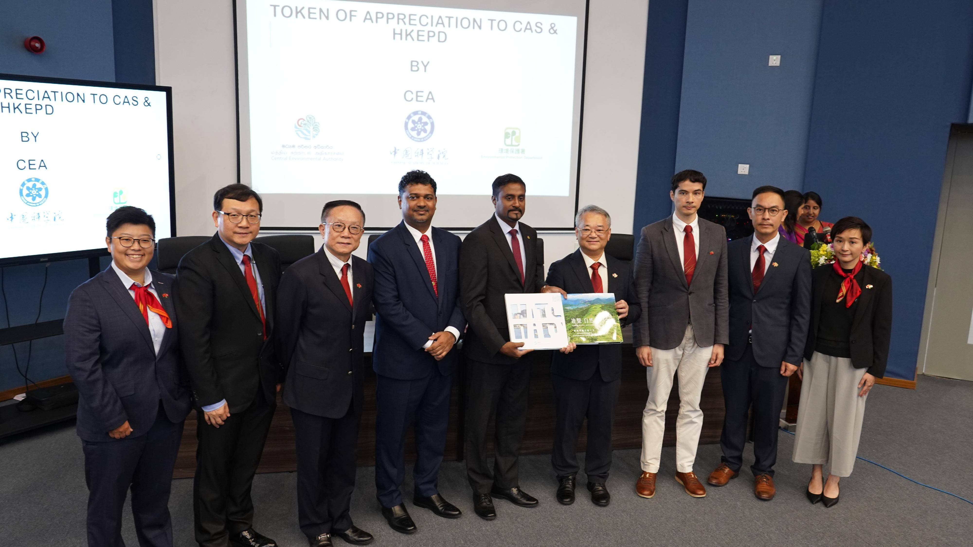 The Director of Environmental Protection, Dr Samuel Chui, led a delegation of the Hong Kong Special Administrative Region Government (HKSARG) to attend the "Symposium on Water Technology, Climate Change and Sustainable Development cum The 9th China-Sri Lanka Joint Workshop on Climate Change and Marine Sustainable Development" held in Sri Lanka on July 2 and 3. Photo shows Dr Chui (fourth right), together with members of the HKSARG delegation, exchanging souvenirs with the Chairman of the Central Environmental Authority of Sri Lanka, Mr Venura Fernando (fifth right), at the Symposium on July 2.