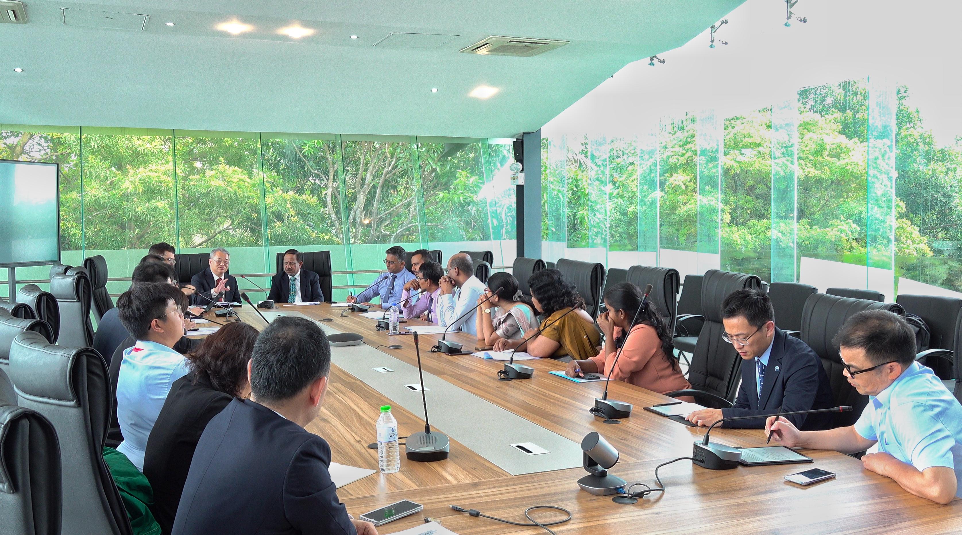 The Director of Environmental Protection, Dr Samuel Chui, led a delegation of the Hong Kong Special Administrative Region Government (HKSARG) to attend the "Symposium on Water Technology, Climate Change and Sustainable Development cum The 9th China-Sri Lanka Joint Workshop on Climate Change and Marine Sustainable Development" held in Sri Lanka on July 2 and 3. Photo shows the HKSARG delegation participating in a technical exchange with experts from the Ministry of Water Supply and Central Environmental Authority of Sri Lanka and the Chinese Academy of Sciences on mutually interested topics after the Symposium on July 2.