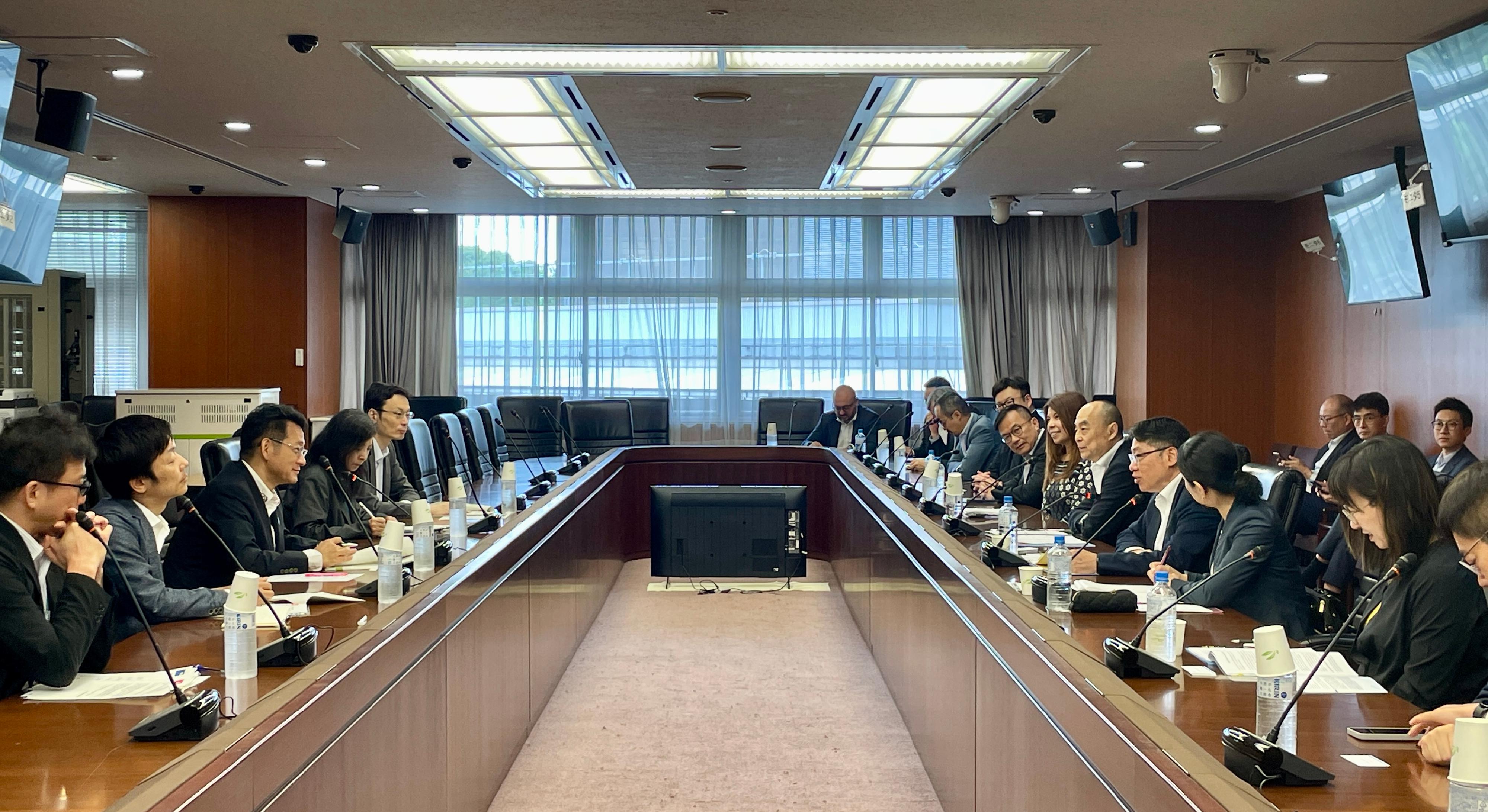 香港海运港口局主席兼运输及物流局局长林世雄（前排右三）今日（七月三日）率领代表团，礼节性拜会日本国土交通副大臣国场幸之助（左三），向他介绍香港海运业的最新发展，以及探讨与日本海运界进一步合作的商机。旁为海事处处长王世发（前排右四）和运输及物流局副秘书长、海运及港口发展专员陈婉雯（前排右一）。