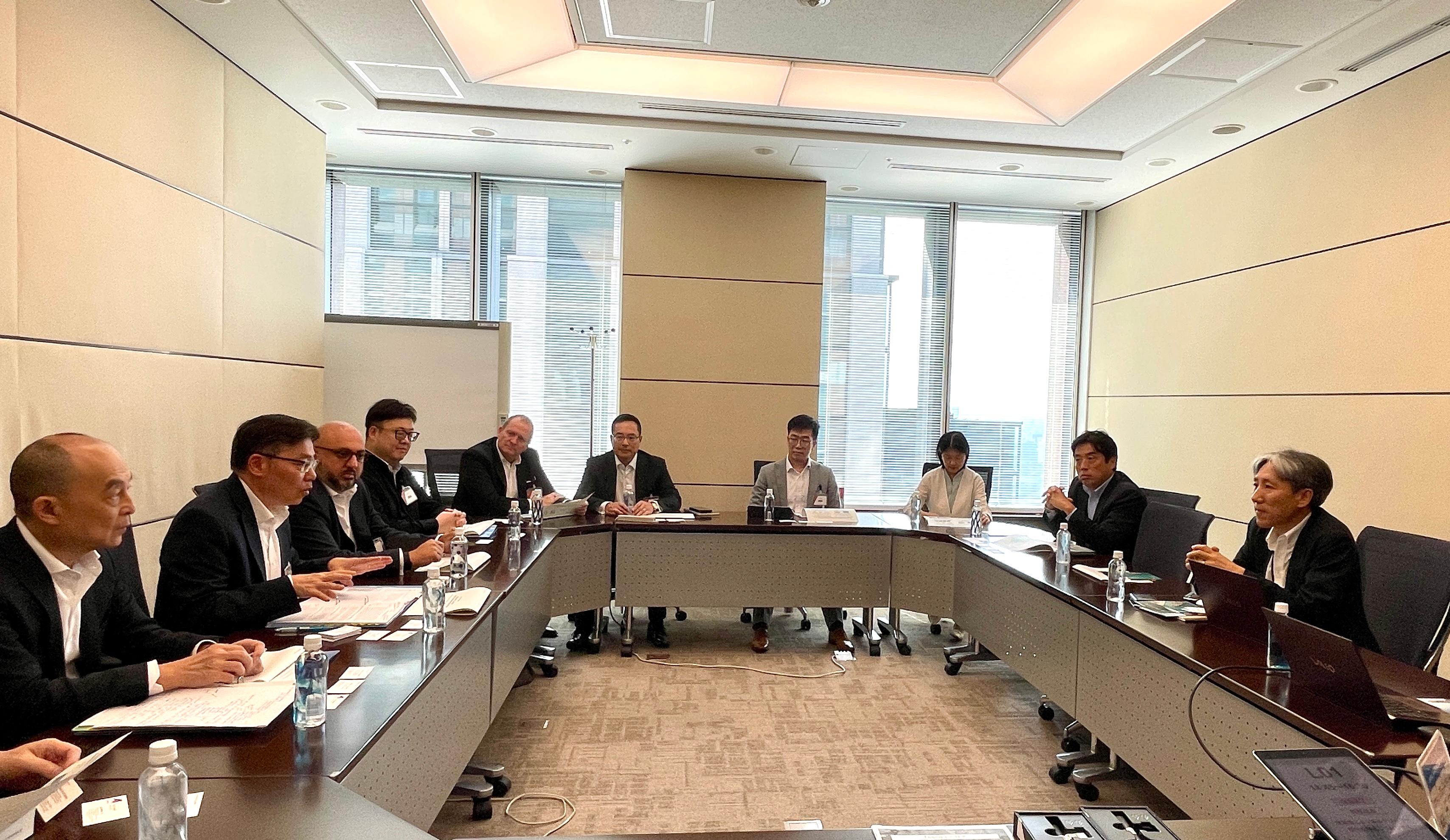 The Chairman of the Hong Kong Maritime and Port Board and the Secretary for Transport and Logistics, Mr Lam Sai-hung (second left), today (July 3) led a delegation to visit Tokyo, Japan, to invite trading companies to establish and expand their presence in Hong Kong. Also present at the meeting was the Director of Marine, Mr Wong Sai-fat (first left).