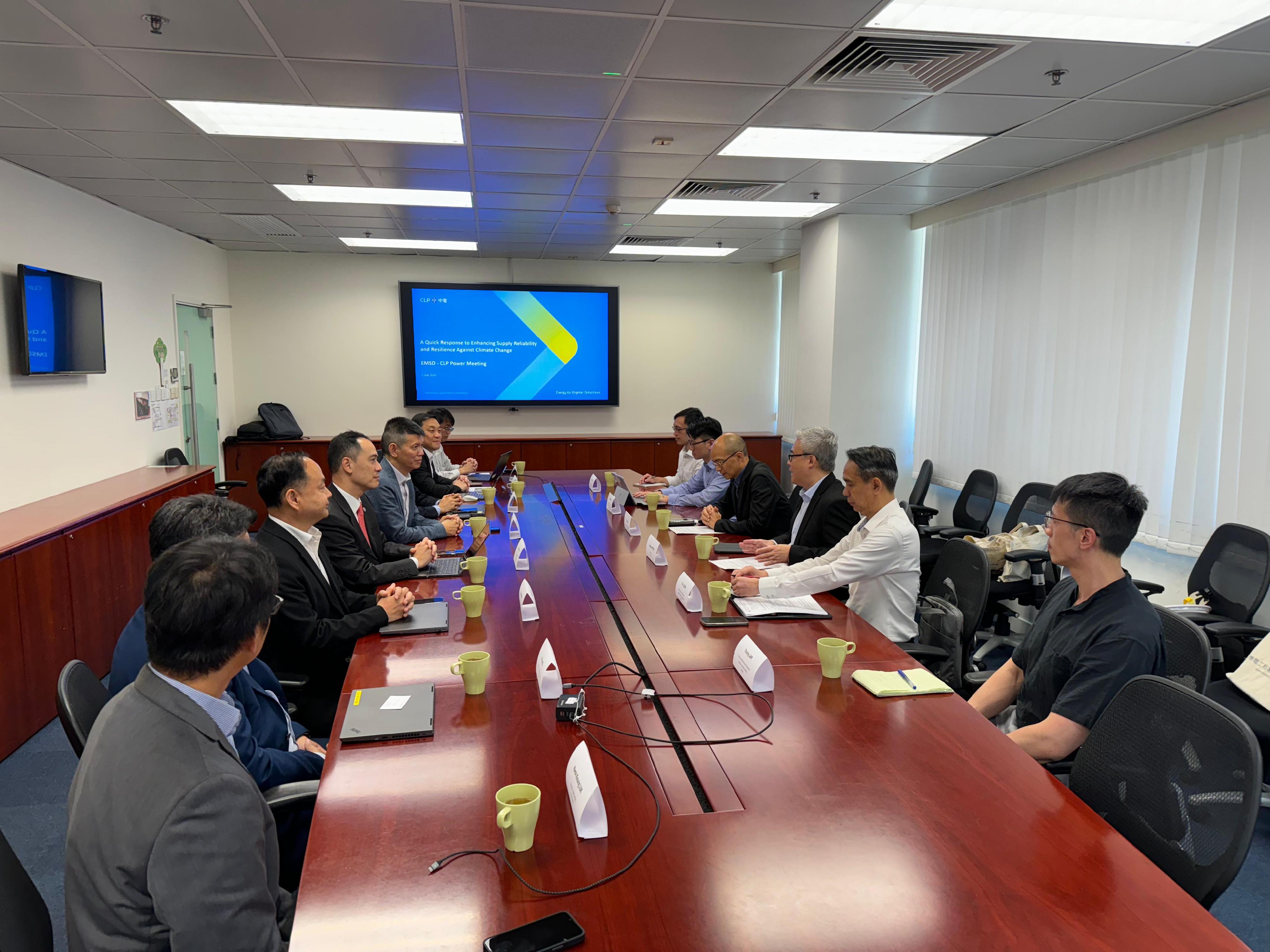 The Director of Electrical and Mechanical Services, Mr Poon Kwok-ying (third right), today (July 3) meets CLP Power Hong Kong Limited (CLP)’s Managing Director and other senior management to receive a briefing in person on CLP’s improvement plans for combating the impacts of adverse weather on the power system.