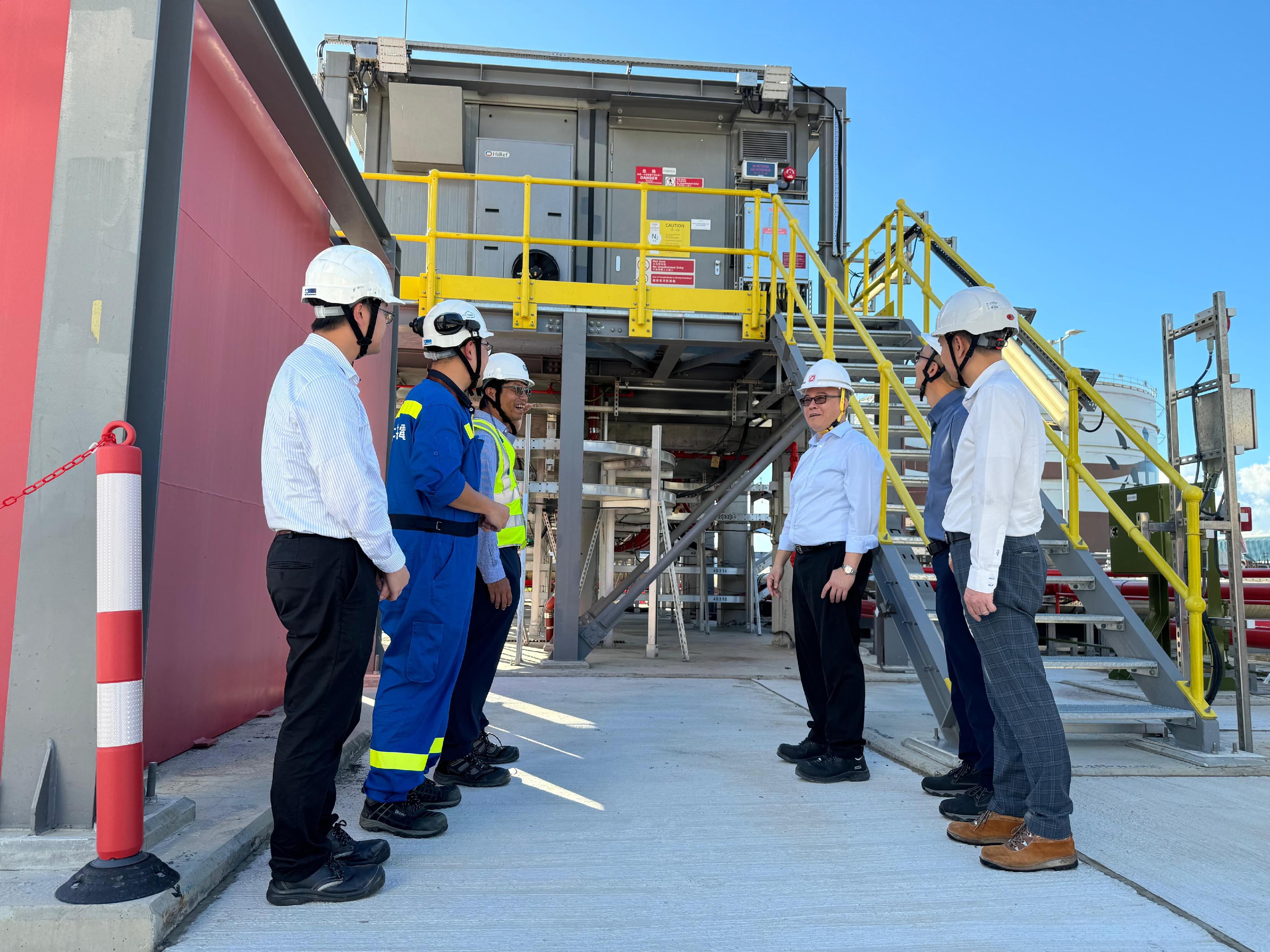 The Director of Electrical and Mechanical Services, Mr Poon Kwok-ying (third right), today (July 3) visits the Black Point Power Station to understand about CLP Power Hong Kong Limited’s work on strengthening the anti-flooding measures of power stations for combating the impacts of adverse weather.