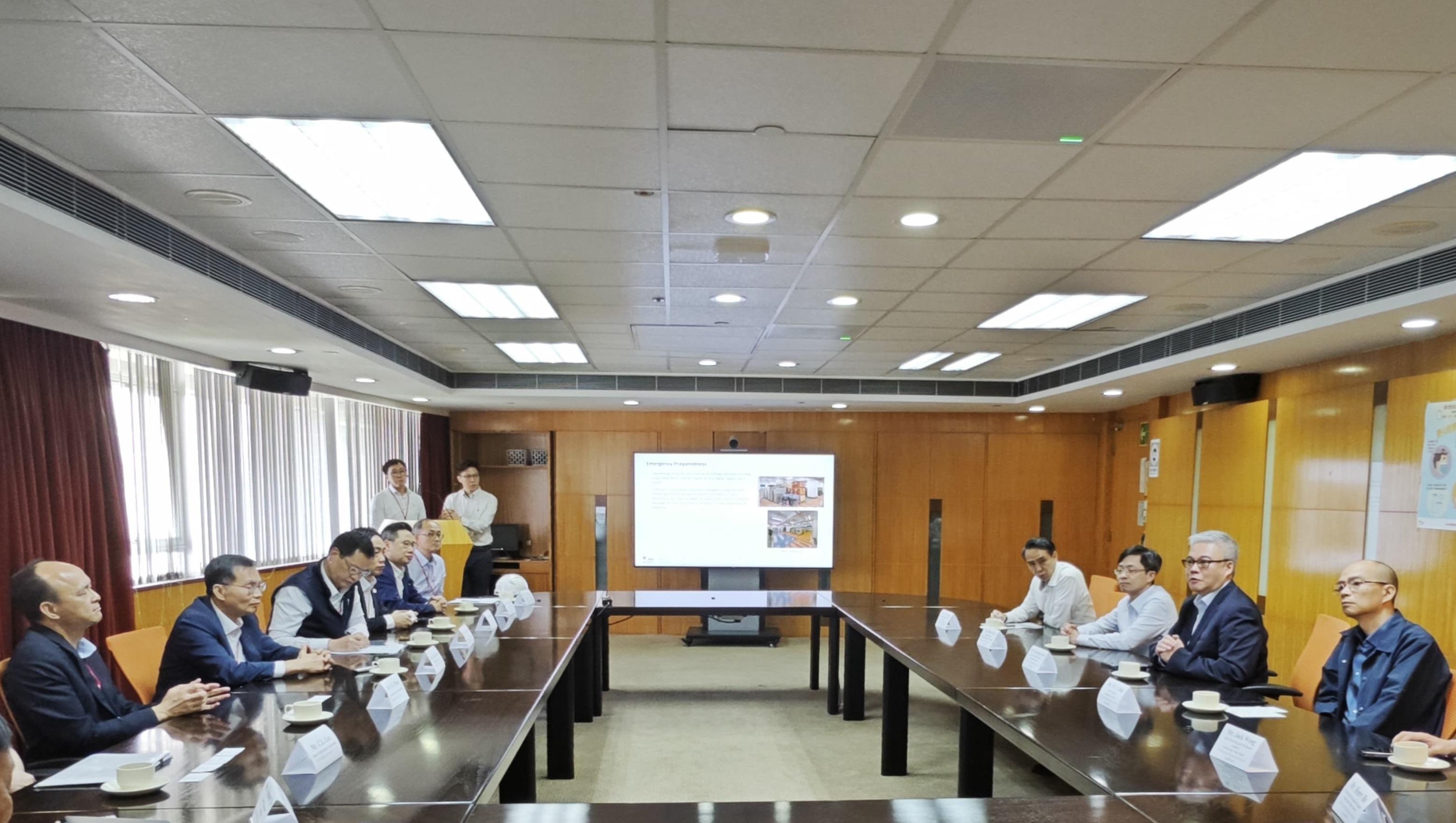 The Director of Electrical and Mechanical Services, Mr Poon Kwok-ying (second right), met Hongkong Electric Company, Limited (HEC)’s Engineering Director and other senior management on June 27 to understand in person about HEC’s work on enhancing the capability of power supply system to withstand adverse weather.