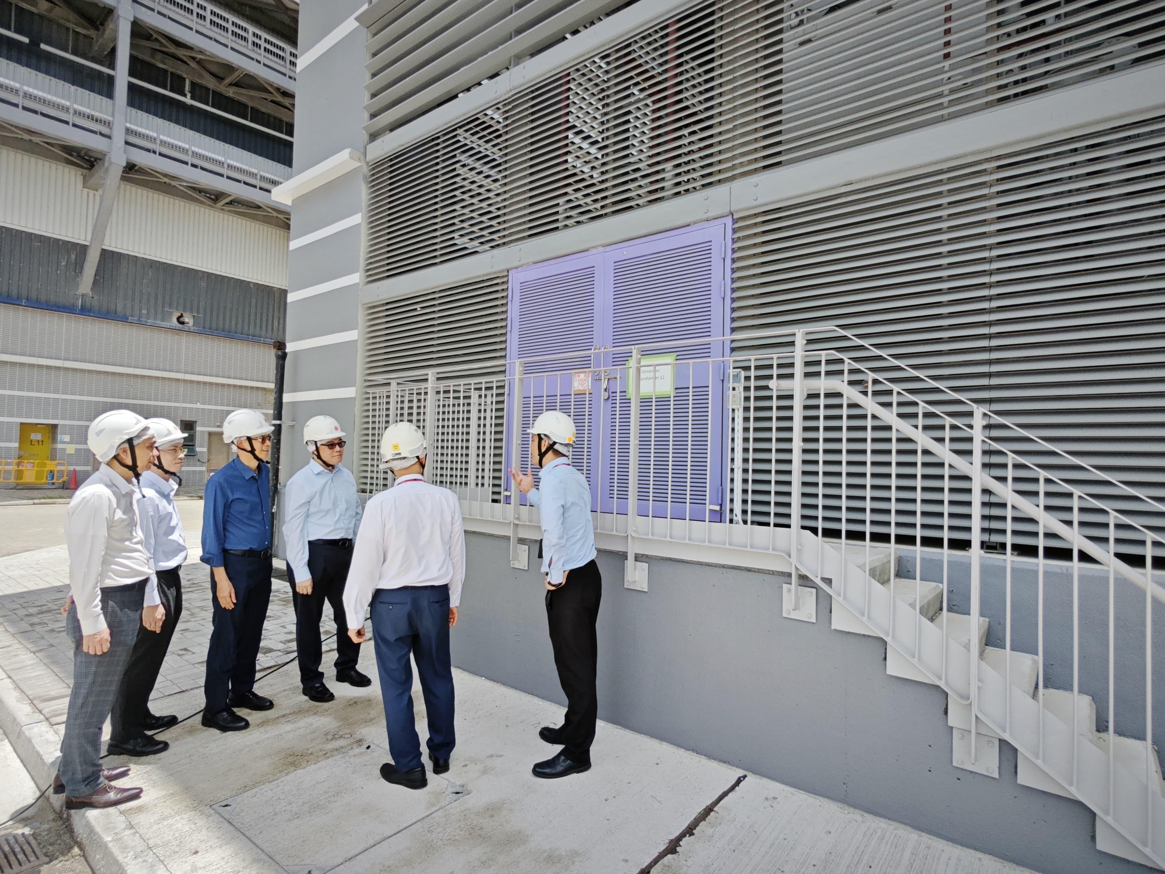 The Director of Electrical and Mechanical Services, Mr Poon Kwok-ying (third right), visited the Lamma Power Station on June 27 to understand in person about Hongkong Electric Company, Limited's work to withstand adverse weather by enhancing the capability of power stations to withstand the impact of storm surges and overtopping waves, including the increase of floor height of power stations and substations to prevent them from being affected by flooding.