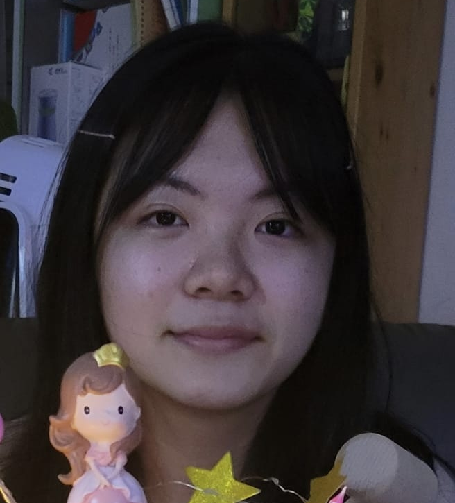 Li Yat-ching, aged 15, is about 1.59 metres tall, 50 kilograms in weight and of thin build. She has a pointed face with yellow complexion and long golden brown hair. She was last seen wearing a grey jacket, black shorts, white shoes and carrying a beige crossbody bag.