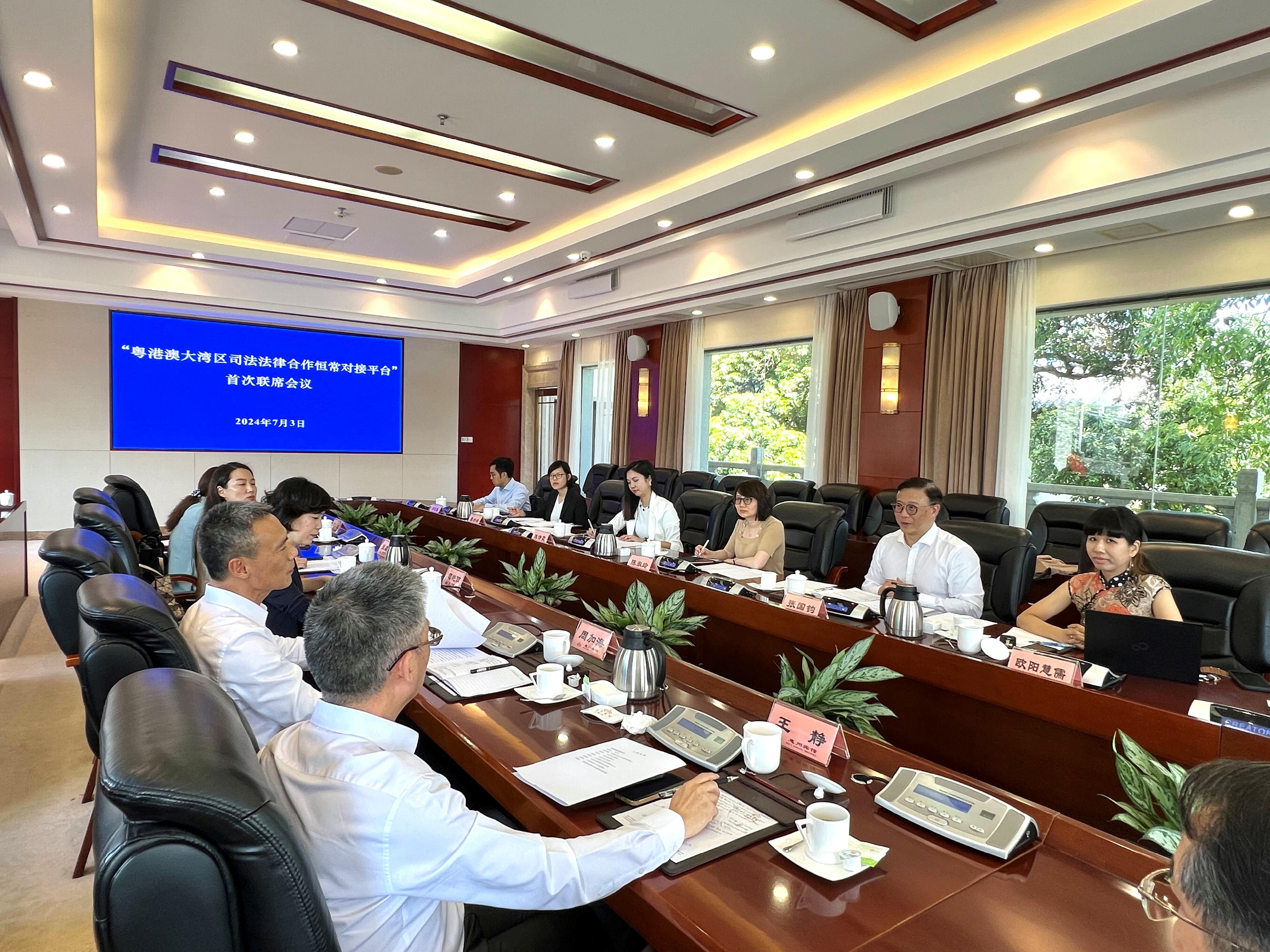 The Department of Justice and the Supreme People's Court (SPC) held their first high-level joint meeting in Huizhou today (July 3). Photo shows the Deputy Secretary for Justice, Mr Cheung Kwok-kwan (second right), and his delegation meeting with the Director General of the Research Office of the SPC, Mr Zhou Jiahai (second left), and other senior officials.

