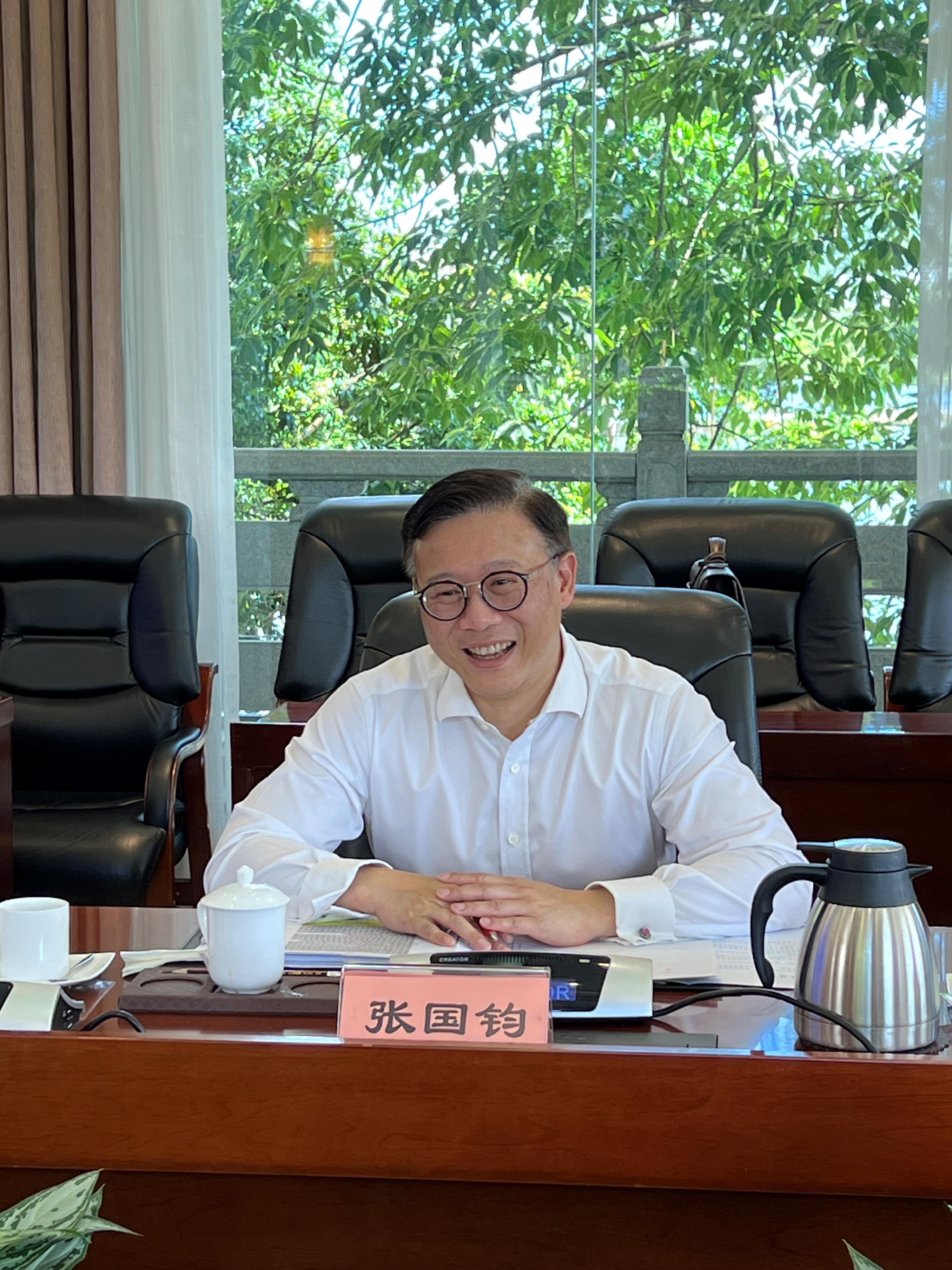 The Department of Justice and the Supreme People's Court held their first high-level joint meeting in Huizhou today (July 3). Photo shows the Deputy Secretary for Justice, Mr Cheung Kwok-kwan, speaking at the joint meeting.
