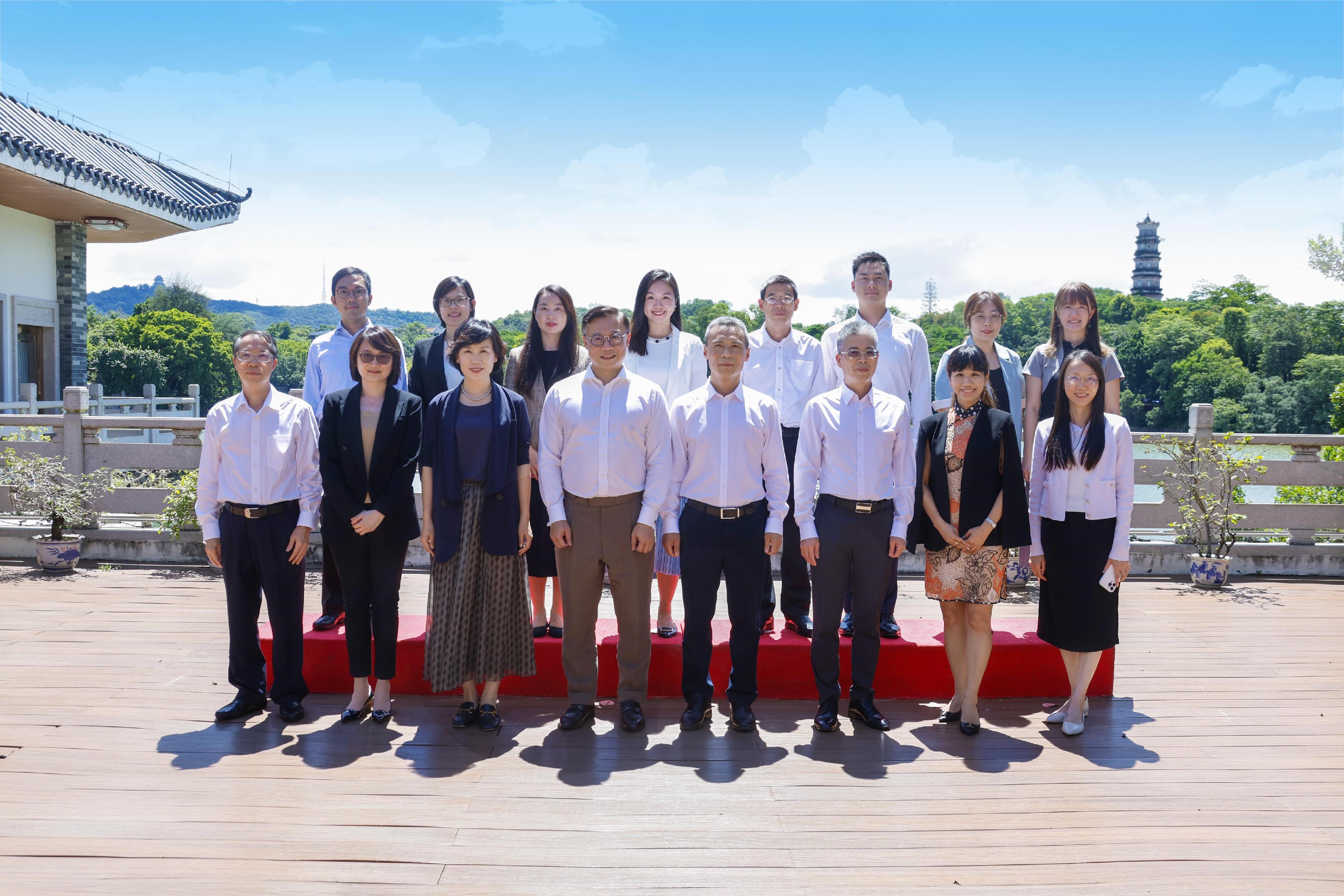 The Department of Justice and the Supreme People's Court (SPC) held their first high-level joint meeting in Huizhou today (July 3). Photo shows the Deputy Secretary for Justice, Mr Cheung Kwok-kwan (front row, fourth left), and the delegation with the Director General of the Research Office of the SPC, Mr Zhou Jiahai (front row, fourth right), and other senior officials before the joint meeting.
