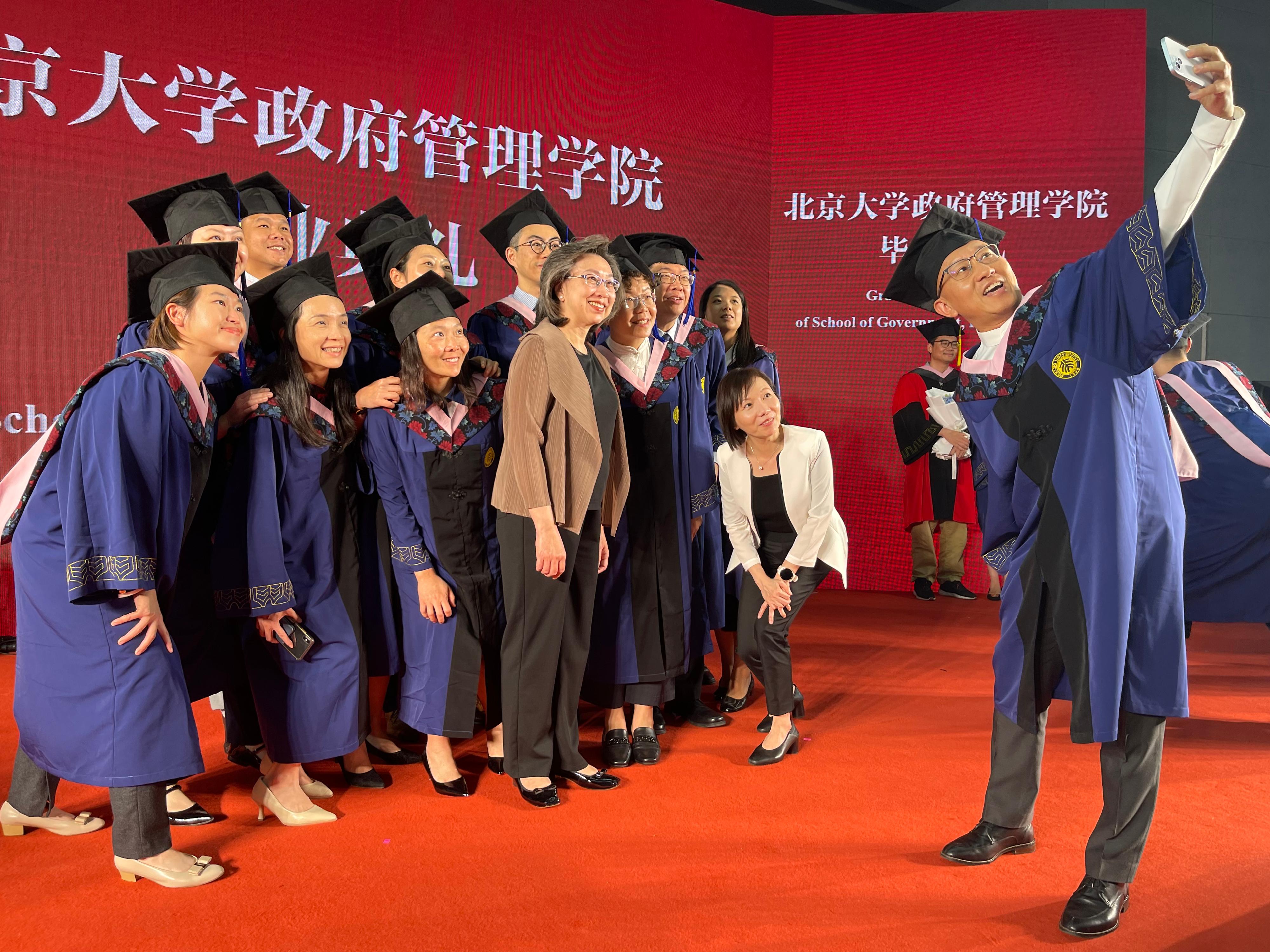 The inaugural cohort of the Master‘s Degree in Public Policy Programme for senior civil servants of the Hong Kong Special Administrative Region Government graduated today (July 3). Photo shows the Secretary for the Civil Service, Mrs Ingrid Yeung (front row, fourth left), and the Deputy Head of the Civil Service College, Ms Janice Tam (front row, second right), with the graduates after the graduation ceremony organised by the School of Government of Peking University.