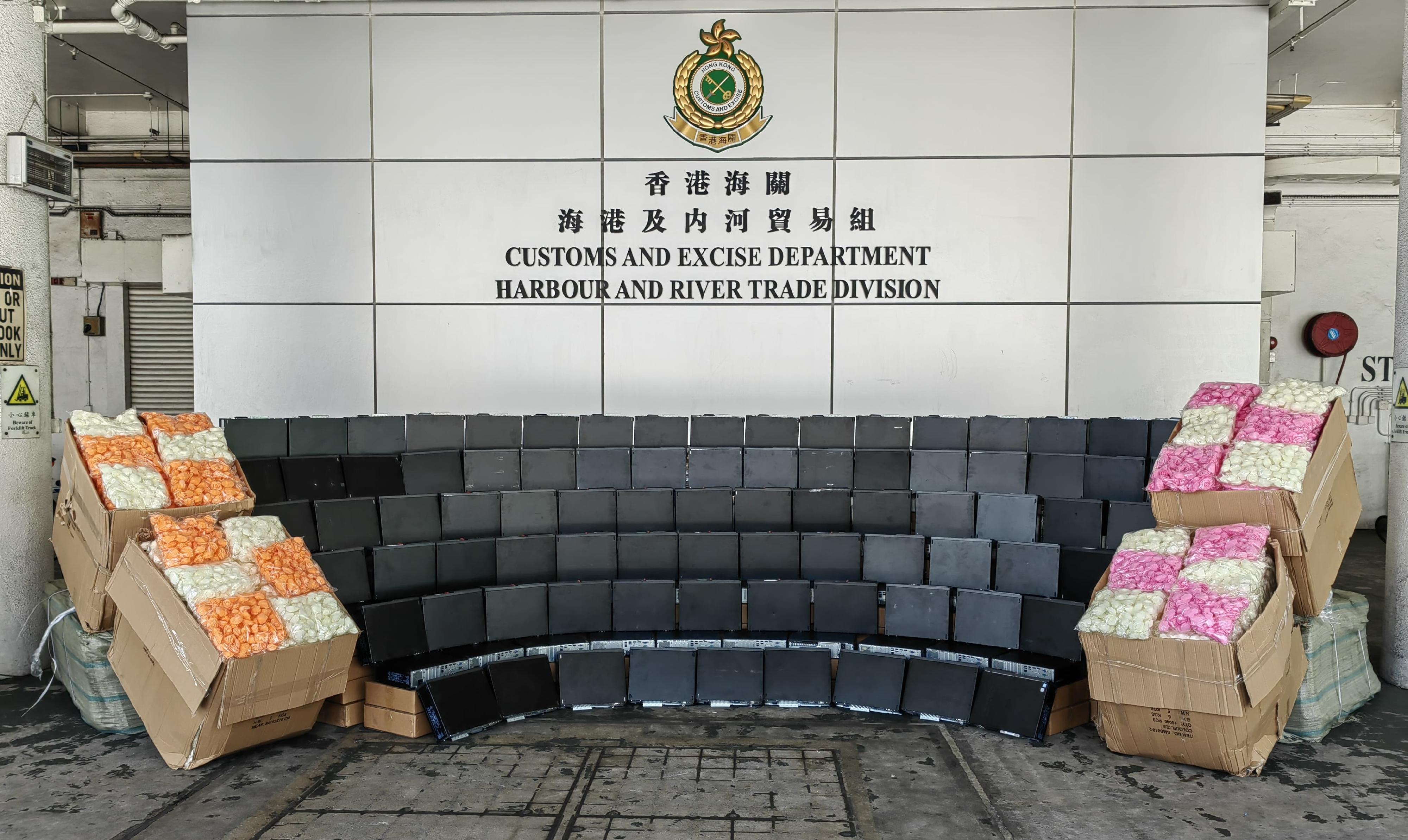 Hong Kong Customs on June 28 detected a suspected case of using an ocean-going vessel to smuggle goods to India at the Kwai Chung Container Terminals. A large batch of suspected smuggled computers, with an estimated market value of about $10 million, was seized. Photo shows the suspected smuggled computers seized.