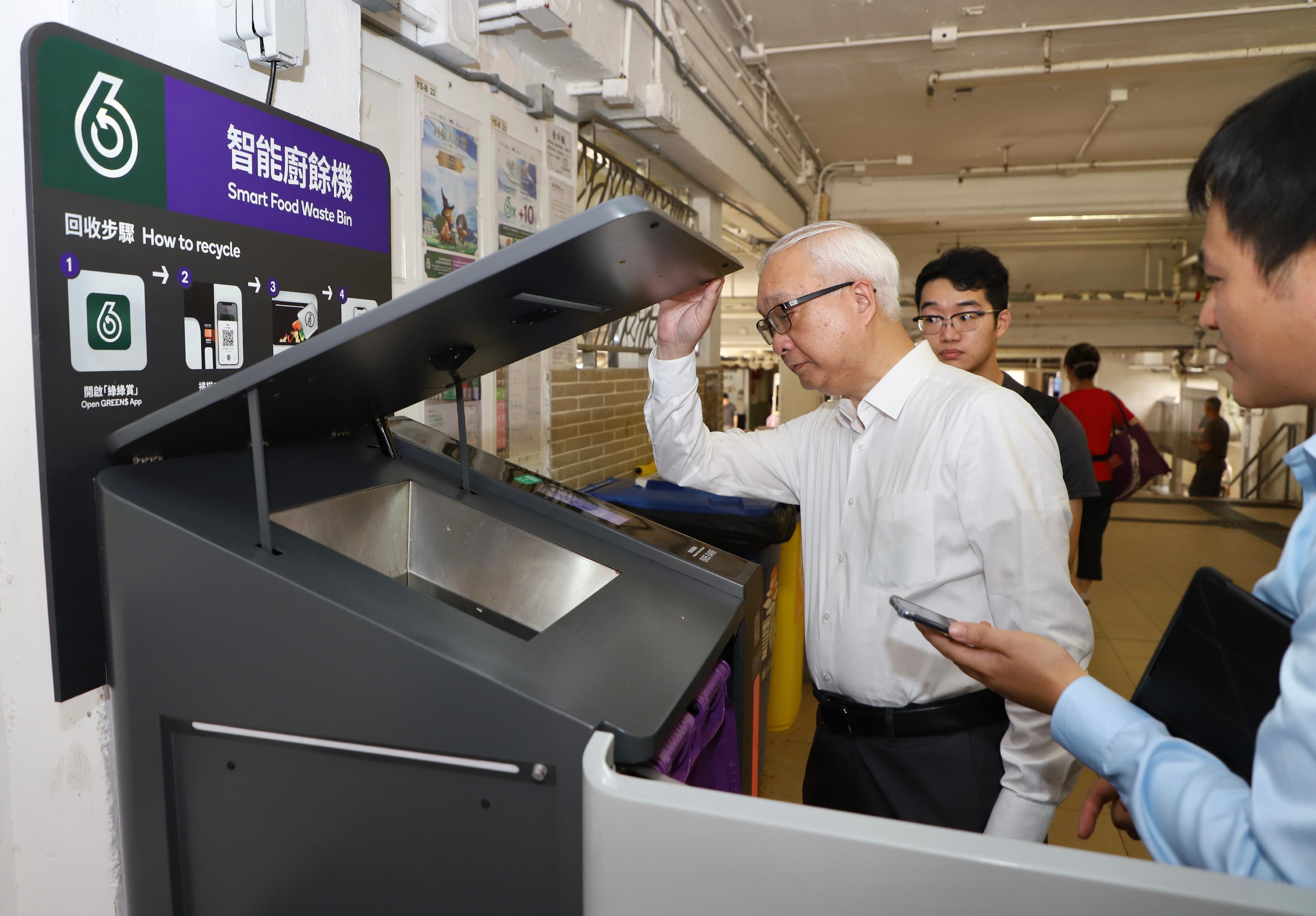 The Secretary for Environment and Ecology, Mr Tse Chin-wan, today (July 4) attended a food waste recycling promotion event held at Ping Shek Estate in Kwun Tong, marking the completion of the expansion of the Environmental Protection Department's food waste collection scheme to all public rental housing estates across the territory, which was accomplished two months ahead of the original target. Photo shows Mr Tse inspecting a food waste smart recycling bin.