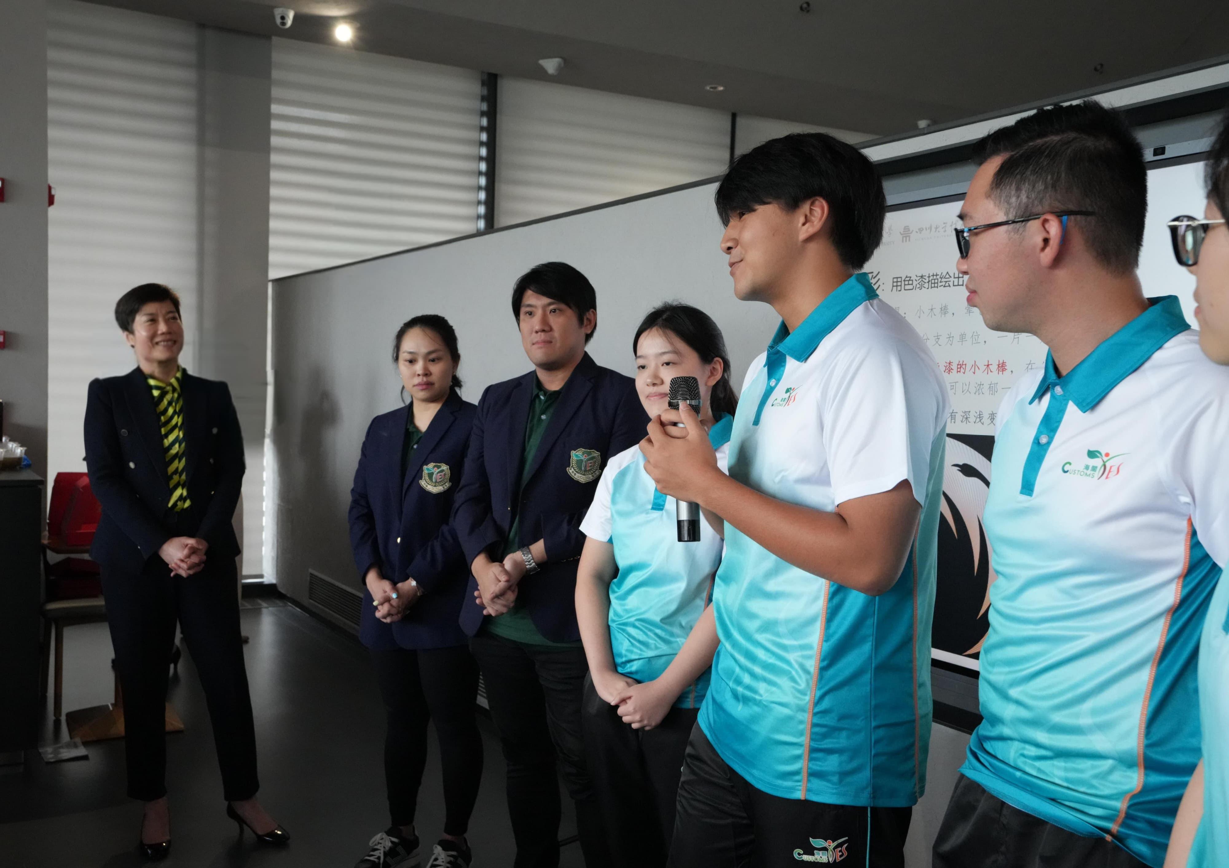 The Commissioner of Customs and Excise, Ms Louise Ho, on July 3 led 50 members of "Customs YES" to Sichuan to learn about the national cultural heritage conservation works. Photo shows Ms Ho (first left) interacting with "Customs YES" members in the Sichuan University Museum.
