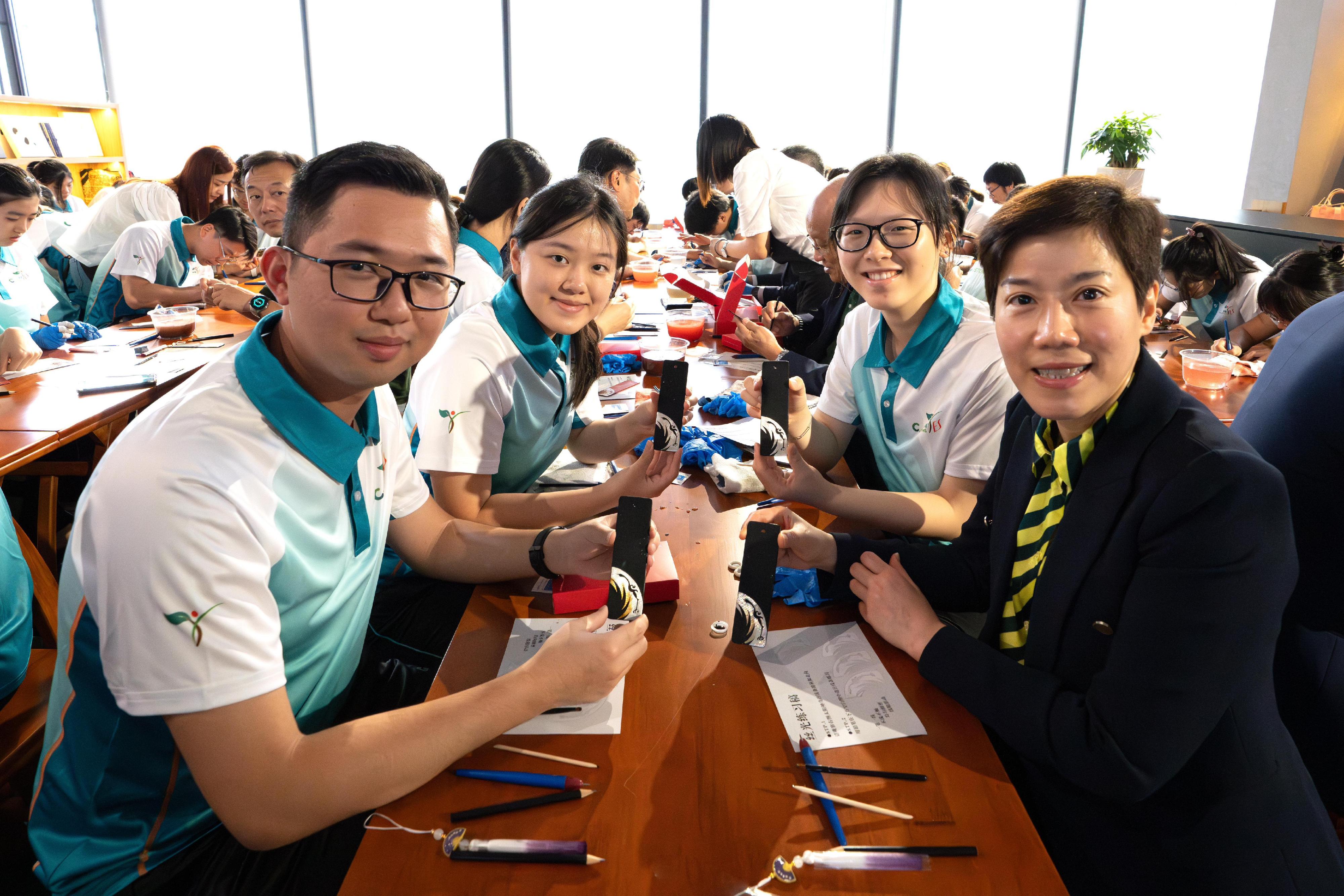 The Commissioner of Customs and Excise, Ms Louise Ho (first right), on July 3 led 50 members of "Customs YES" to Sichuan to learn about the national cultural heritage conservation works. Photo shows Ms Ho and "Customs YES" members taking part in a lacquer painting workshop of "Sun and Immortal Birds".
