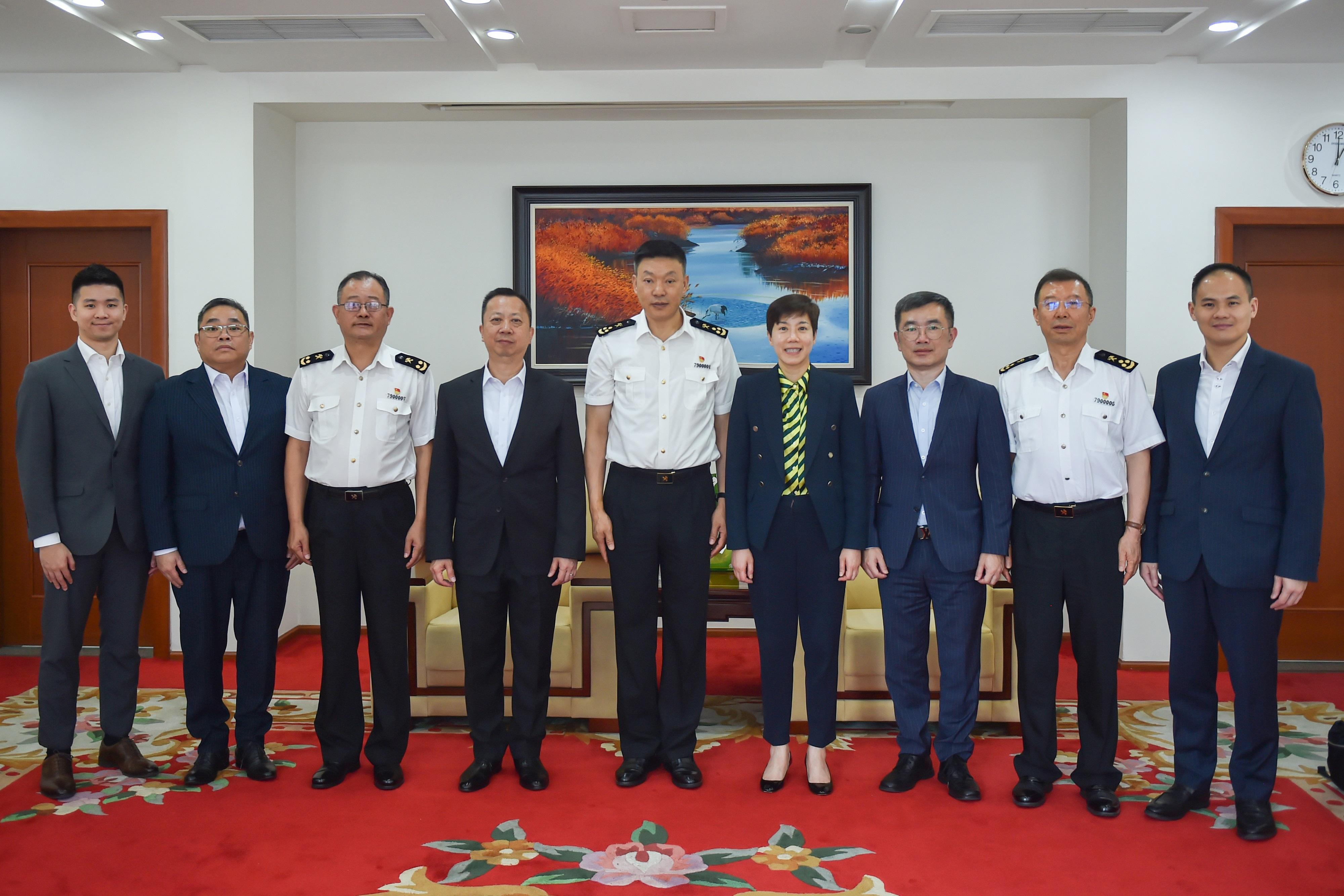 The Commissioner of Customs and Excise, Ms Louise Ho, on July 3 met with the Director General in the Chengdu Customs District, Mr Bi Kexin. Photo shows Ms Ho (fourth right); Mr Bi (centre); the Director-General of the Macao Customs Service, Mr Vong Man-chong (fourth left); the Assistant Commissioner (Intelligence and Investigation) of Customs and Excise, Mr Barry Lai (third right), members of the Hong Kong Customs delegation and officers of the Chengdu Customs District.