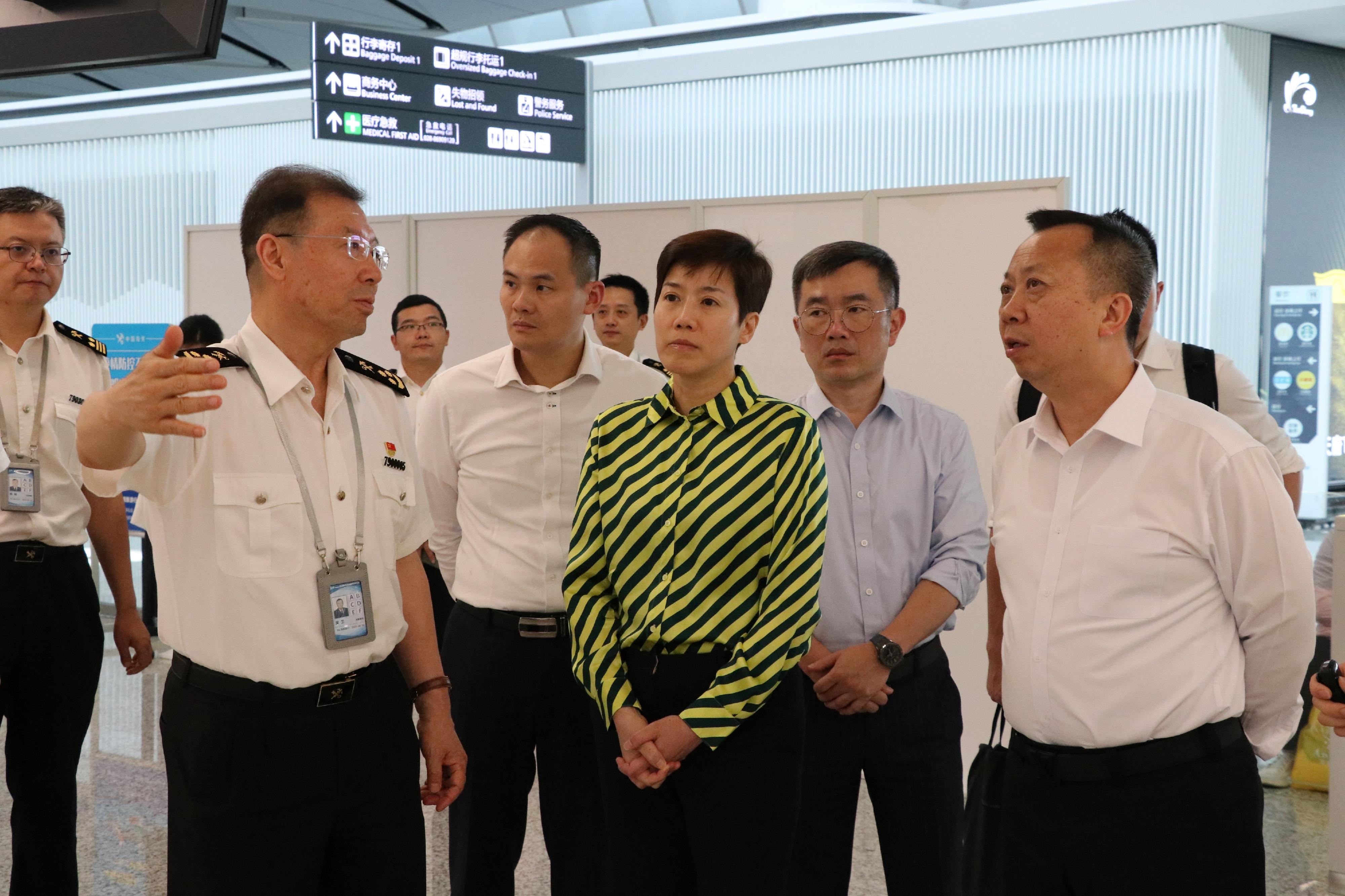 The Commissioner of Customs and Excise, Ms Louise Ho, on July 3 paid a courtesy call to the Chengdu Customs District. Photo shows Ms Ho (centre) and the Director-General of the Macao Customs Service, Mr Vong Man-chong (first right), accompanied by Deputy Director General in the Chengdu Customs District Mr Wu Wei (first left), visiting Chengdu Tianfu International Airport to study the latest Smart Customs developments of passenger clearance.
