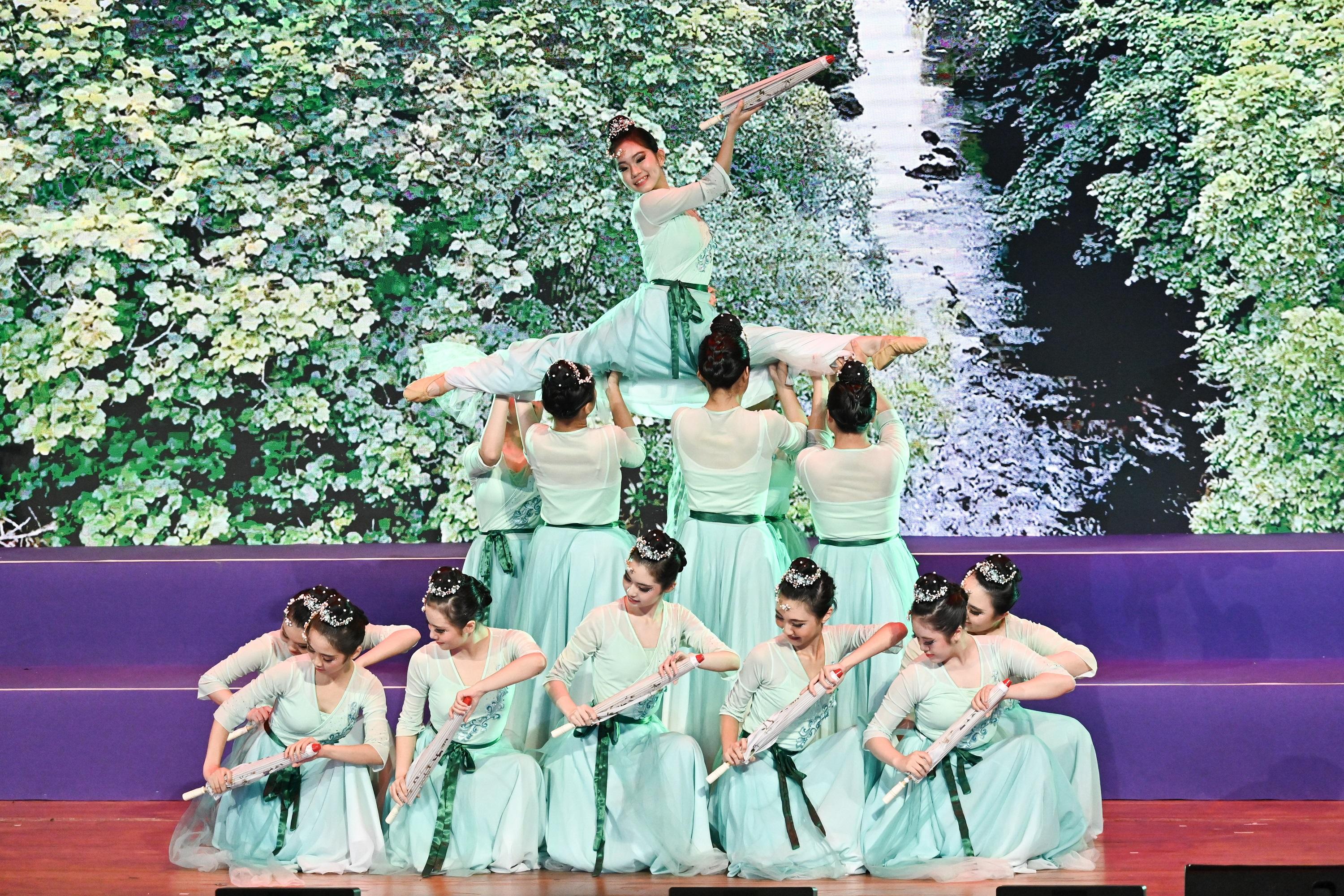 The Education Bureau today (July 4) held the "Love Our Home, Treasure Our Country" Celebration of 27th Anniversary of Hong Kong's Return to the Motherland and Joint School National Education Activities Gala. Photo shows students performing a dance.