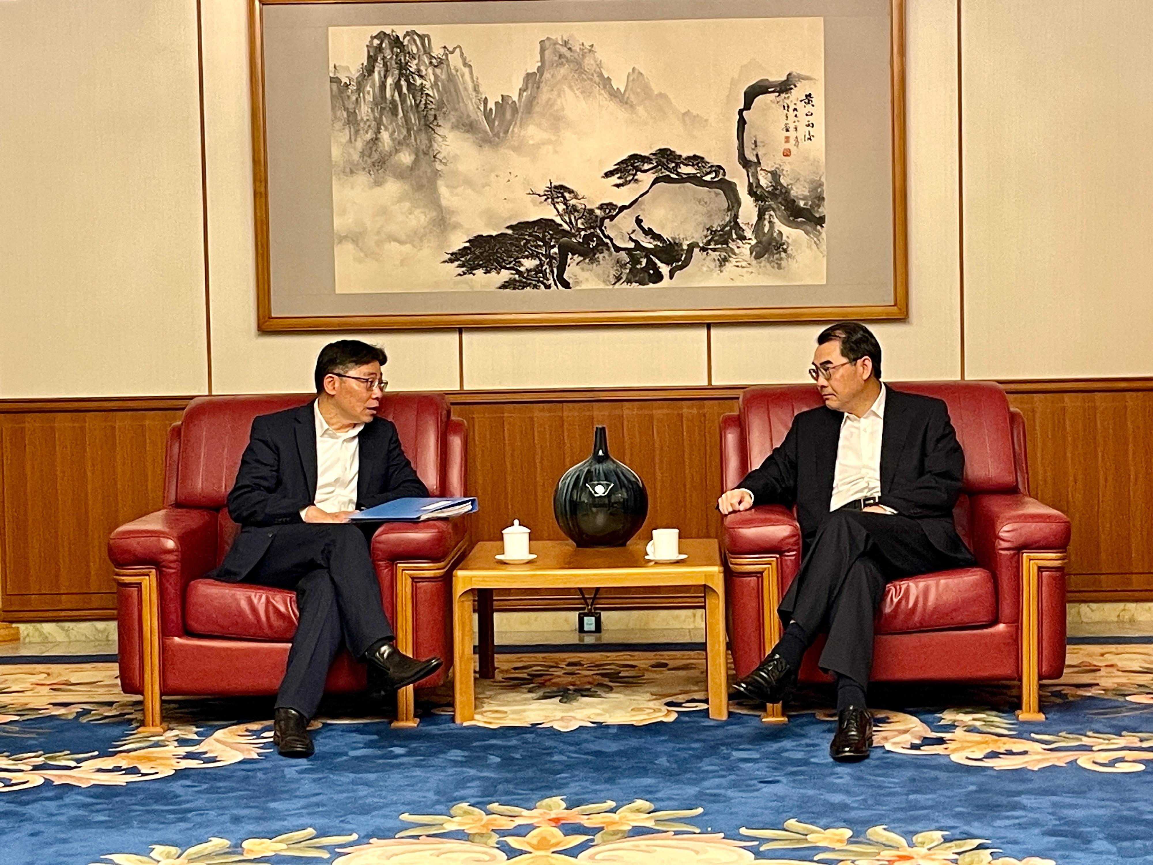 The Chairman of the Hong Kong Maritime and Port Board and the Secretary for Transport and Logistics, Mr Lam Sai-hung (left), yesterday (July 4) paid a courtesy call on the Chinese Ambassador to Japan, Mr Wu Jianghao (right), with a maritime delegation and briefed him on the latest developments in Hong Kong's maritime industry.