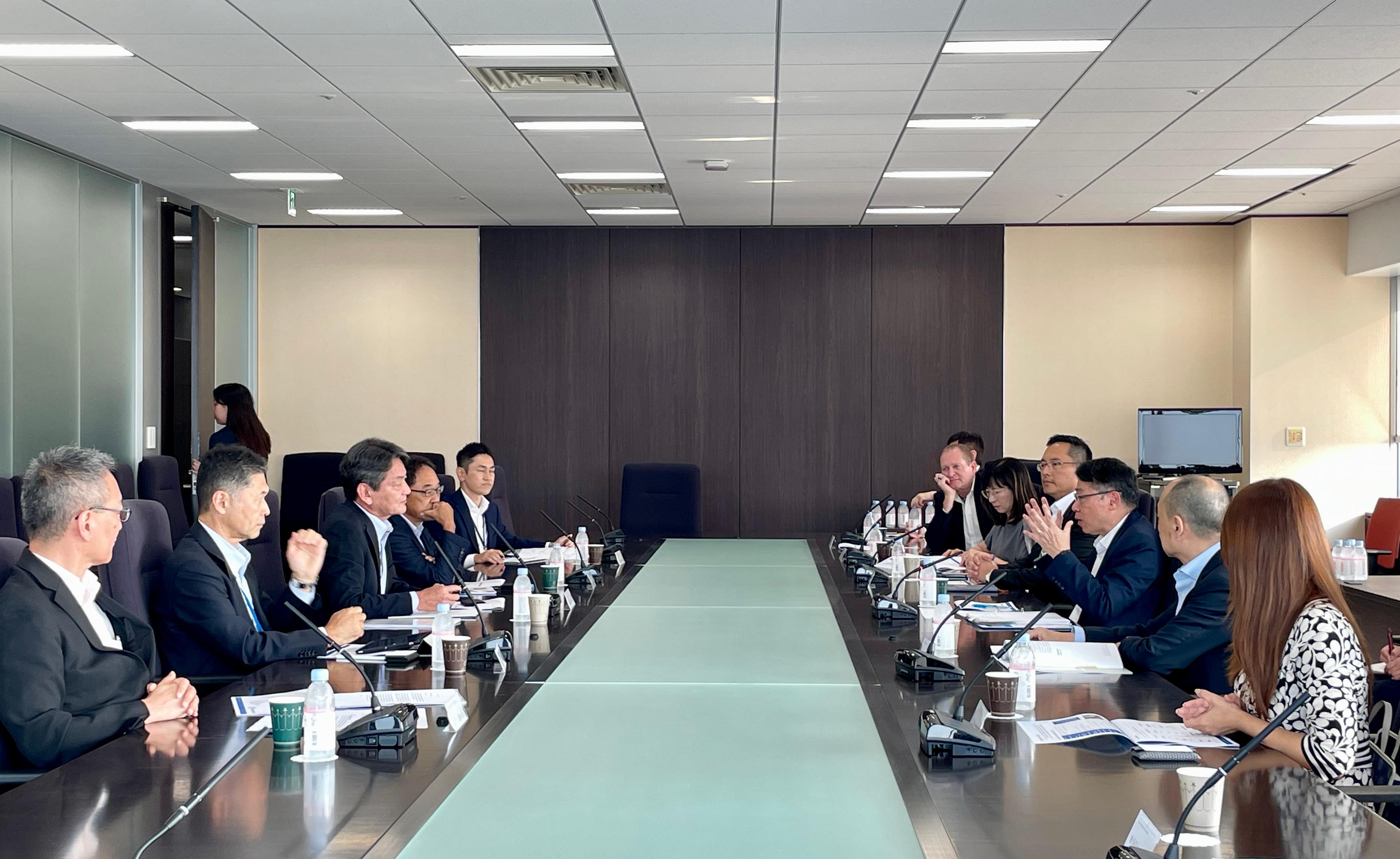 The Chairman of the Hong Kong Maritime and Port Board and the Secretary for Transport and Logistics, Mr Lam Sai-hung (third right), yesterday (July 4) led a maritime delegation to visit Tokyo to promote Hong Kong's edge in high value-added maritime services to ship finance companies. Also present at the meeting were the Director of Marine, Mr Wong Sai-fat (second right), and Deputy Secretary for Transport and Logistics and Commissioner for Maritime and Port Development, Miss Amy Chan (fifth right).