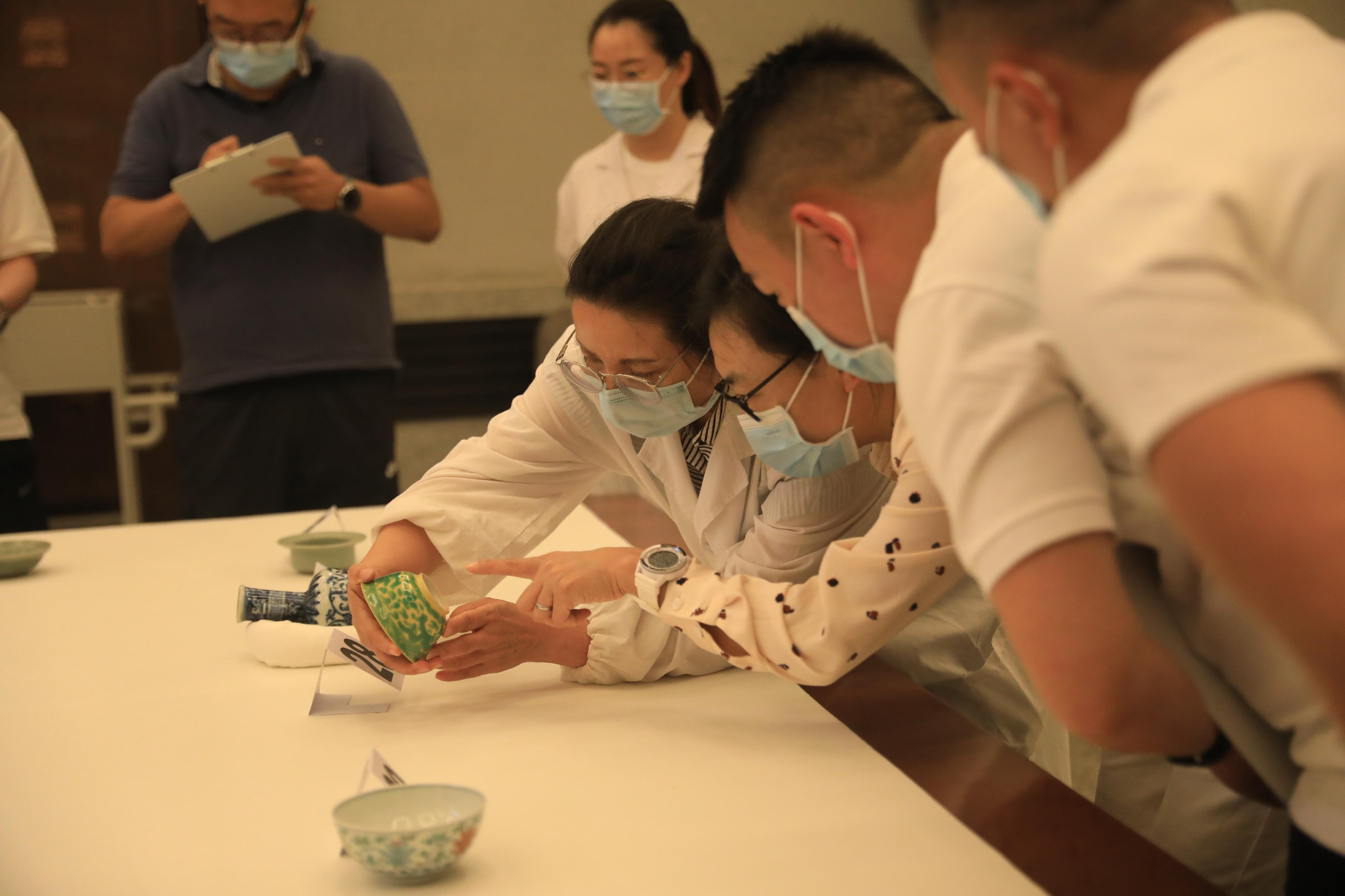 十名香港海关人员今日（七月五日）顺利完成由国家文物局与香港海关合办的「第二届内地与港澳防止文物非法贩运能力建设研修班」。图示学员学习如何鉴别国家文物。


