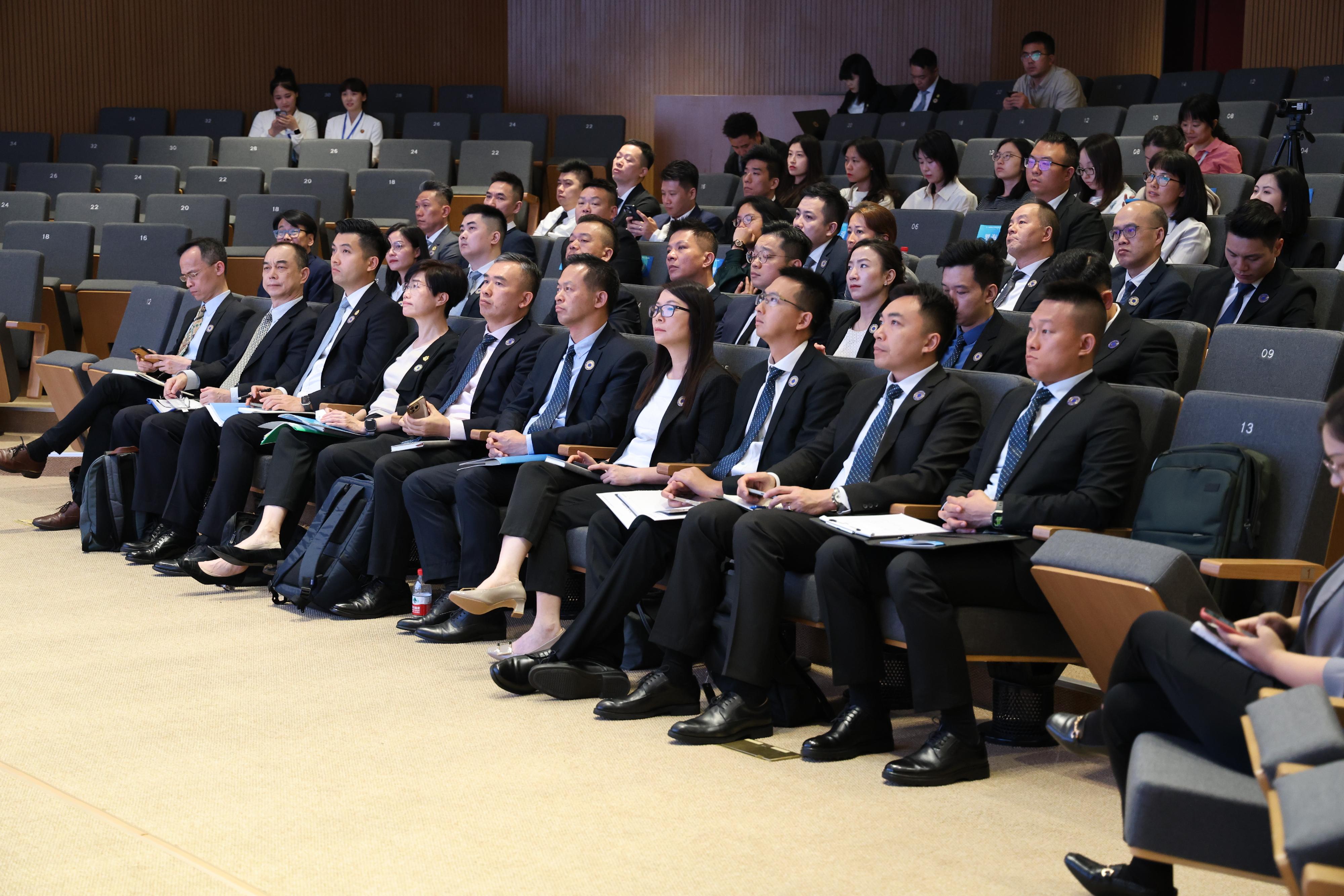 十名香港海关人员今日（七月五日）顺利完成由国家文物局与香港海关合办的「第二届内地与港澳防止文物非法贩运能力建设研修班」。图示学员出席有关内地打击文物走私讲座。


