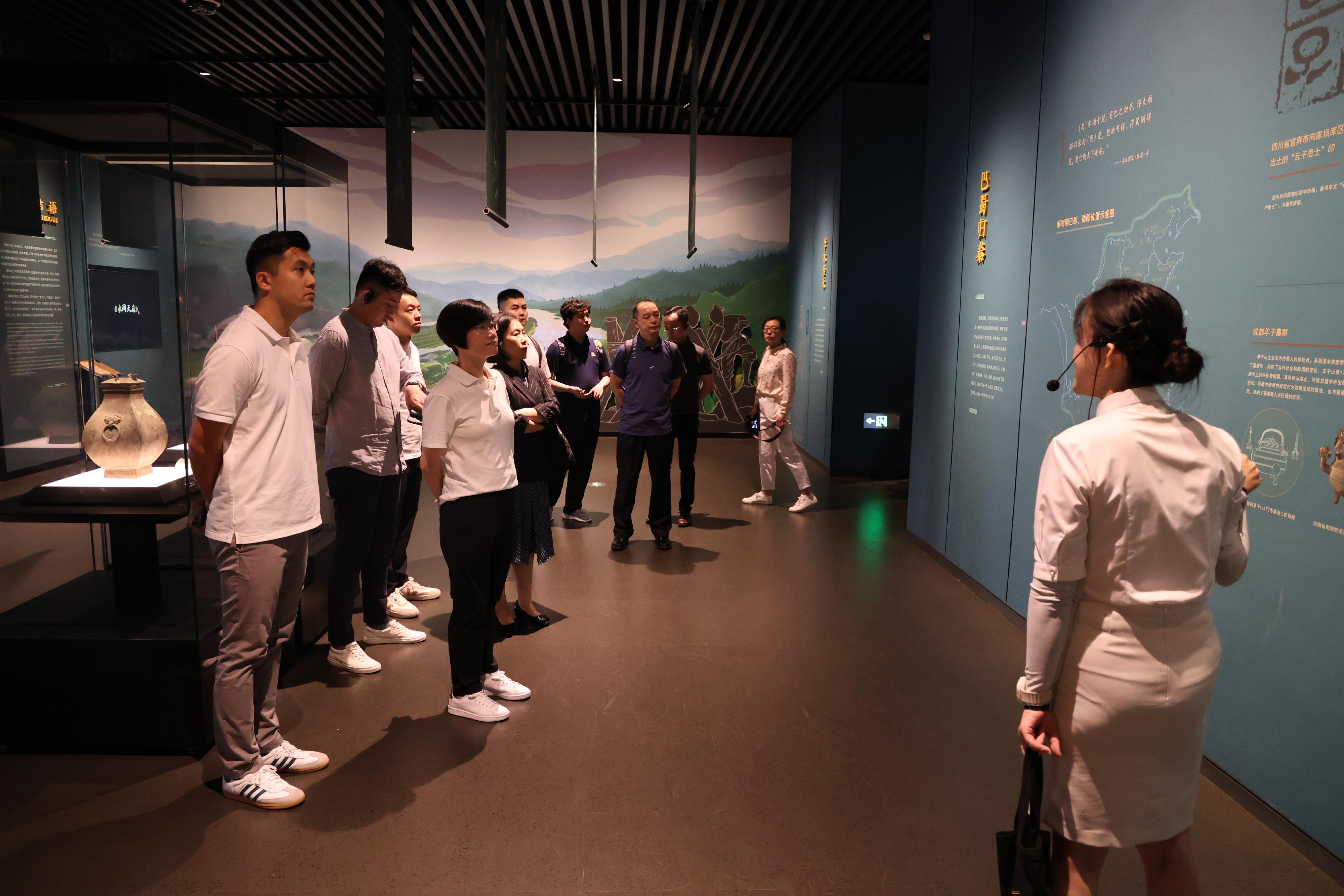 Ten Hong Kong Customs officers today (July 5) completed the 2nd Mainland, Hong Kong and Macao Course on Capacity Building to Prevent Illegal Trafficking of Cultural Heritage, which was jointly organised by the National Cultural Heritage Administration and Hong Kong Customs. Photo shows participants visiting the Sichuan Museum.