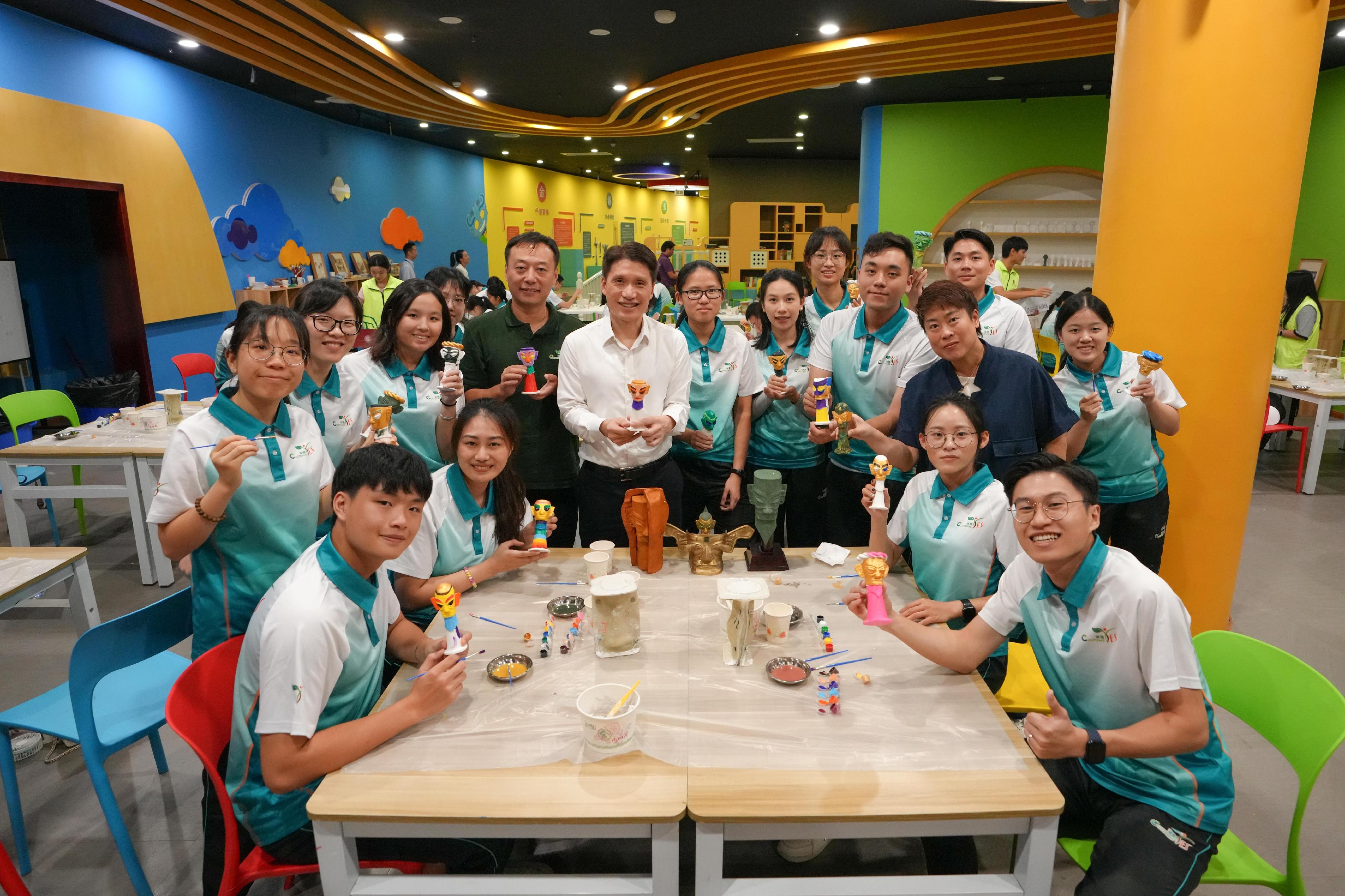 The Deputy Commissioner (Control and Enforcement) of Customs and Excise, Mr Mark Woo (back row, fifth left), and the Director of the Executive Committee of "Customs YES", Mr Yang Bin (back row, fourth left) today (July 5) interacted with "Customs YES" members in the Sanxingdui Museum.