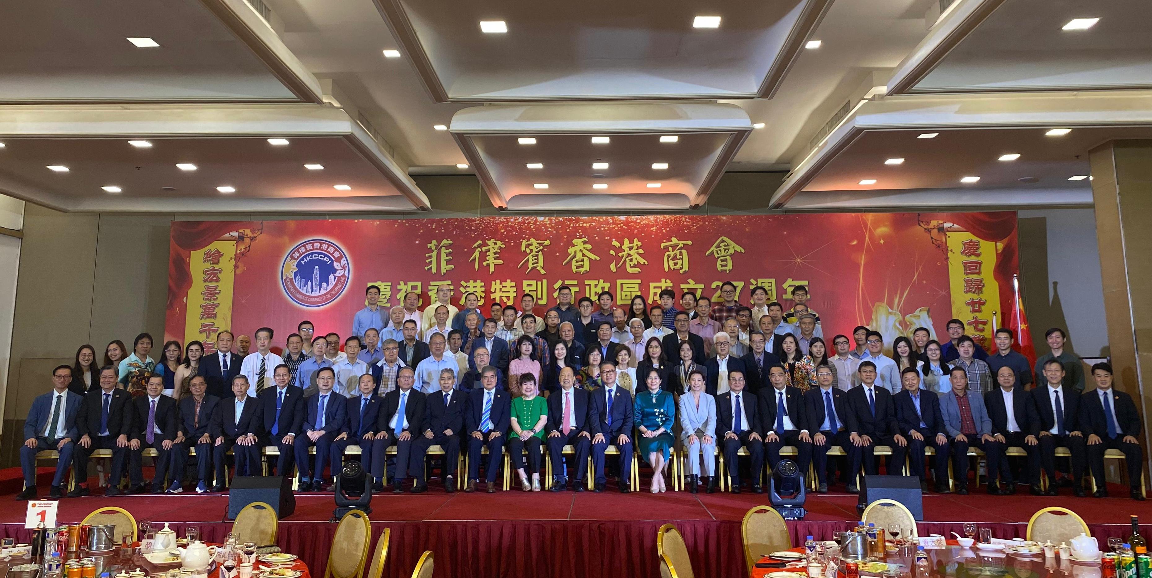 The Director-General of the Hong Kong Economic and Trade Office in Jakarta, Miss Libera Cheng, attended a dinner organised by the Hongkong Chamber of Commerce of the Philippines Inc in Manila, the Philippines today (July 5) to celebrate the 27th anniversary of the establishment of the Hong Kong Special Administrative Region. Photo shows Ms Cheng (tenth right, front row); the Minister Counsellor of the Chinese Embassy in the Philippines, Ms Wang Yulei (eleventh right, front row); the Director of Singapore of the Hong Kong Trade Development Council, Ms Vivienne Chee (twelfth left, front row), and other guests in a group photo.